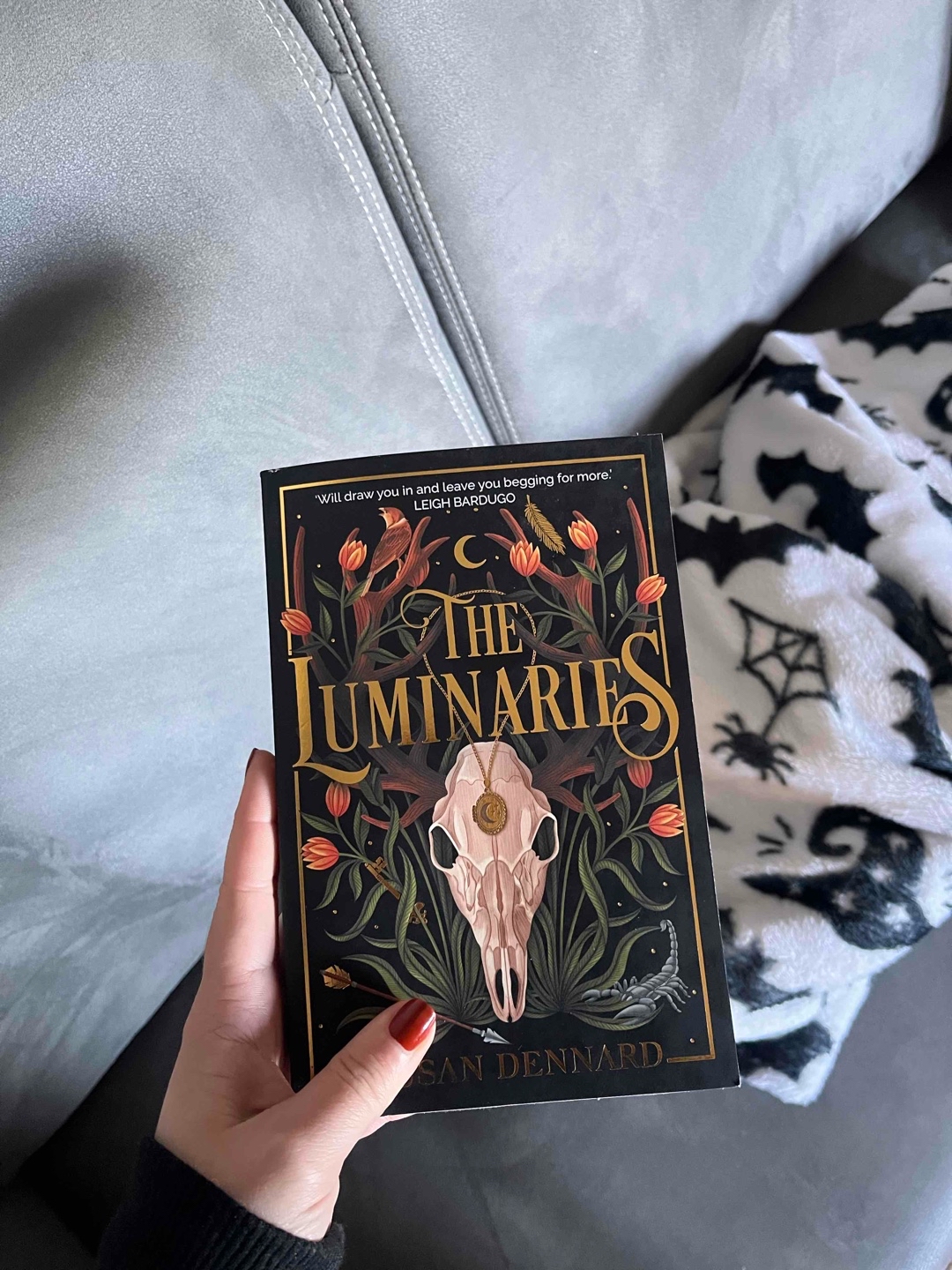 Schönes Fantasybuch, definitiv auch für Einsteiger geeignet!
Nur die Spannung am Ende hätte ich mir schon im Verlauf des Buches gewünscht.
Hoffe, dass das im zweiten Teil anders sein wird, freue mich schon darauf.