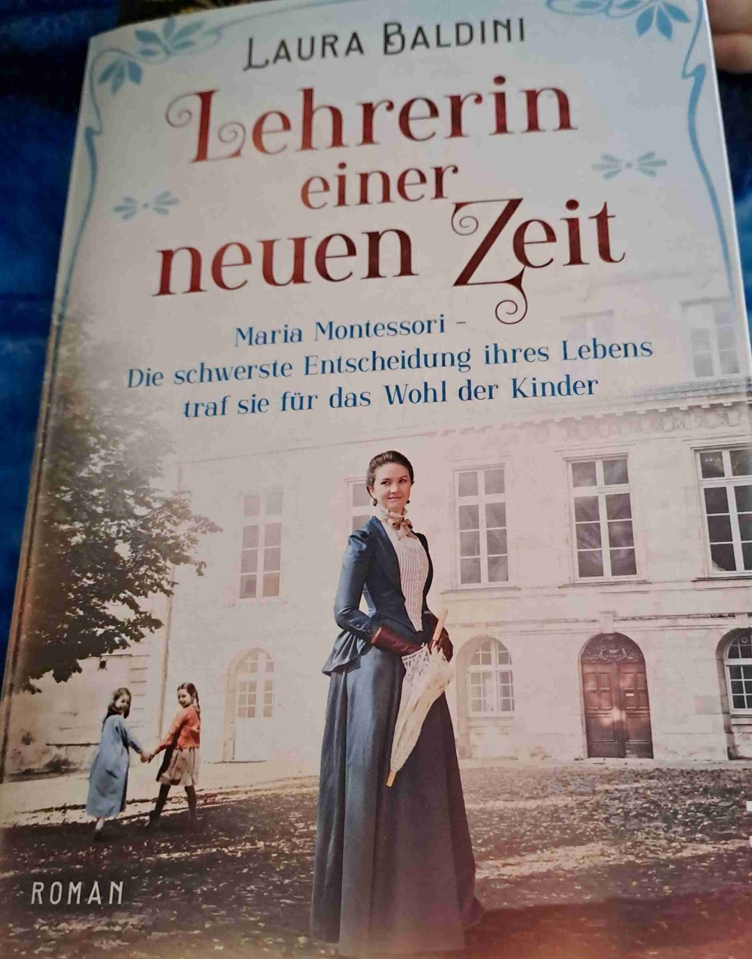 Das Buch hat mich sehr gefesselt. Ich fand es sehr leicht geschrieben und die Geschichte hinter der starken Frau sehr spannend. Ich hatte mich vorher nie mit der Person Maria Montessoris beschäftigt.  Ich empfehle das Buch klar weiter.