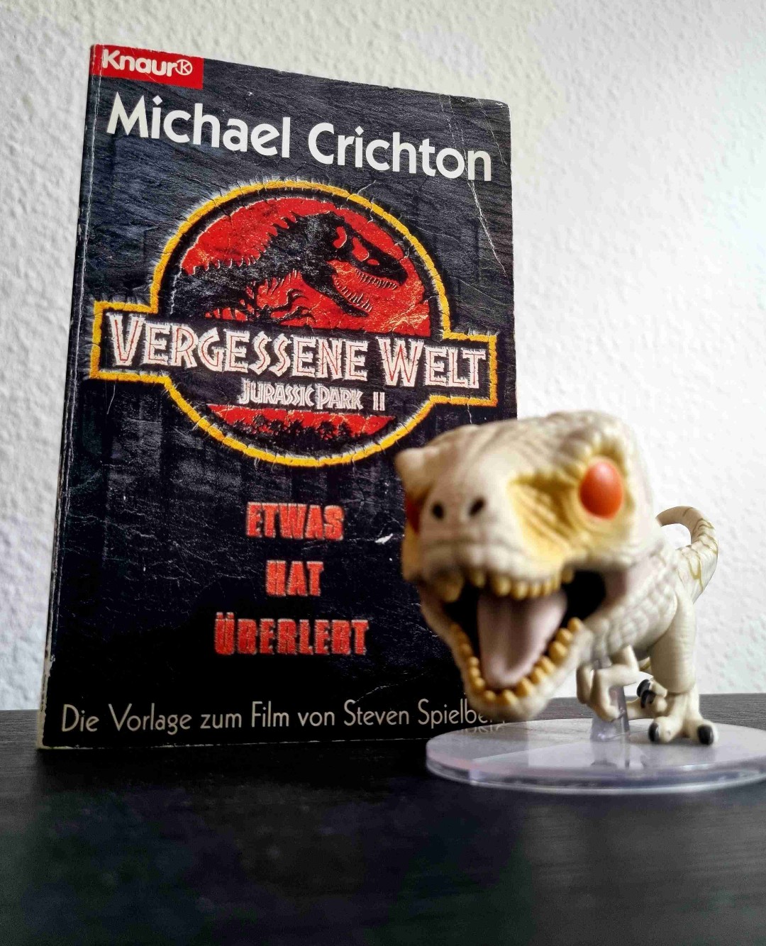 "Die Menschen sind so zerstörerisch [...] Manch-
mal glaube ich, wir sind selbst eine Seuche, die die Erde leerfegen wird. Wir zerstören so erfolgreich, dass ich manchmal sogar glaube, genau das ist unsere Funktion."

Rundum gelungene Fortsetzung. Auch hier ähnelt die Story immer mal jener im Film, nichtsdestotrotz steht sie für sich allein und bleibt dadurch spannend. Ergänzt wird die Geschichte mit vielen wissenschaftlichen Elementen, in denen der Autor auch mal seine eigene Meinung einfließen lässt.
Eine große Empfehlung für alle Dino-Liebhaber.