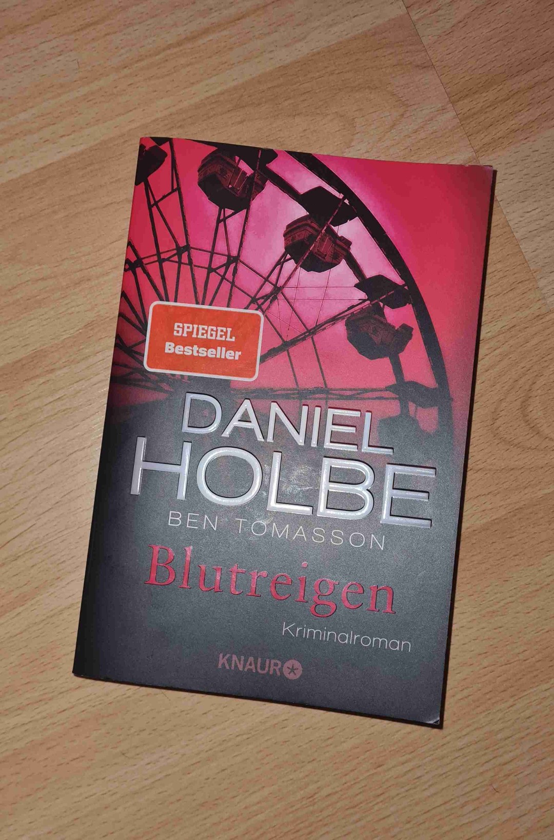 ✨️Blutreigen✨️
Erstmal optisch finde ich es total schön und die Farben gefallen mir mega gut.
Ich musste mich sozusagen ein wenig zwingen das Buch zu lesen, da es extrem lange auf meinem Sub lag und mittlerweile einfach nicht mein Genre ist, jedoch war ich positiv überrascht, da das Buch spannender war als gedacht. Jedoch kam ich sehr häufig mit den vielen Namen nicht klar, was aber kein großes Problem darstellte. Von mir bekommt das Buch 4 ✨️ und ich denke ich werde absofort hin und wieder mal einen Kriminalroman lesen.