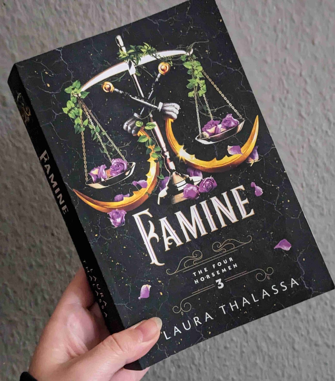 Die Chemie zwischen Famine und Ana ist einfach zu witzig! Hab sehr oft laut lachen müssen. Ein gelungener Dritter Teil und bis jetzt mein liebster aus der Reihe.
Es macht einfach Spaß zu lesen, es ist und bleibt spannend bis zum Schluss (und darüber hinaus).
Enemies to lovers, sie hat ein loses Mundwerk und er ist der Inbegriff von Trockenheit. 🌶️⚔️🔥✨
