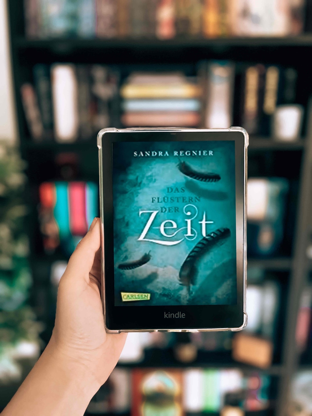 Ich glaube, die meisten Rezensionen, die ich gelesen habe, fingen mit diesem Satz an. „Ich habe die Pan-Reihe geliebt.“ 😅
So ging es mir auch, aber dieses Buch ist leider etwas komplett anderes gewesen und ich hatte etwas anderes erwartet. Wahrscheinlich bin ich mit zu hohen Erwartungen an die Sache rangegangen.
Der Schreibstil ist sehr flüssig. Man lernt hier einen tollen Freundeskreis kennen, in dem die Charaktere nicht unterschiedlicher sein könnten. Es ist alles toll beschrieben, aber manches dann doch zu viel.
Der Fantasy-Teil wurde erst zum Ende hin präsenter. Was ich etwas schade fand.
Die Liebesgeschichte ist sehr süß und baut sich langsam in der Story auf, und ich bin gespannt, wie es weitergeht. Ich hoffe, der zweite Teil wird etwas spannender, die Story hat auf jeden Fall Potenzial.