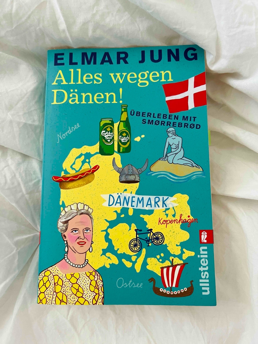 Journalist Elmar Jung zieht nach Dänemark und begegnet zunächst einem ziemlichen Kulturschock: Neben den Eigenheiten der Dänen treibt ihn vor allem die Ummeldung seines Autos um. Und doch entdeckt er auch viel Gastfreundschaft und Hygge.
