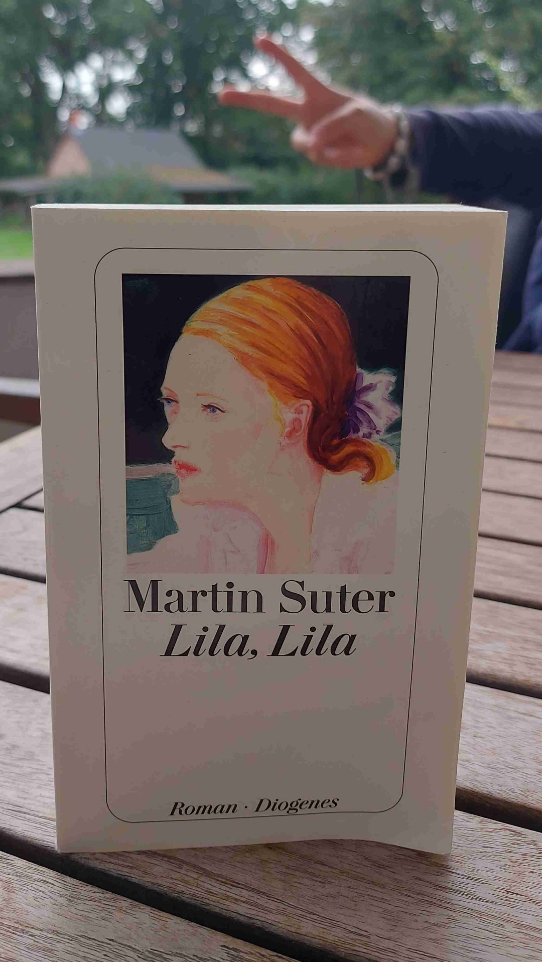 Eine Geschichte über die Liebe - Lieber Gott laß sie nicht traurig enden!
Wieder ein Buch von Martin Suter nach meinem Geschmack. Der Hauptcharackter David bringt sich in eine ausweglose Situation. Mehrfach versucht er die Sache richtig zu stellen. Er nimmt verschiedene Anläufe und lässt die Gelegenheiten doch verstreichen, um die Liebe zu Marie nicht zu gefährden. Ob er sie am Ende verliert?
