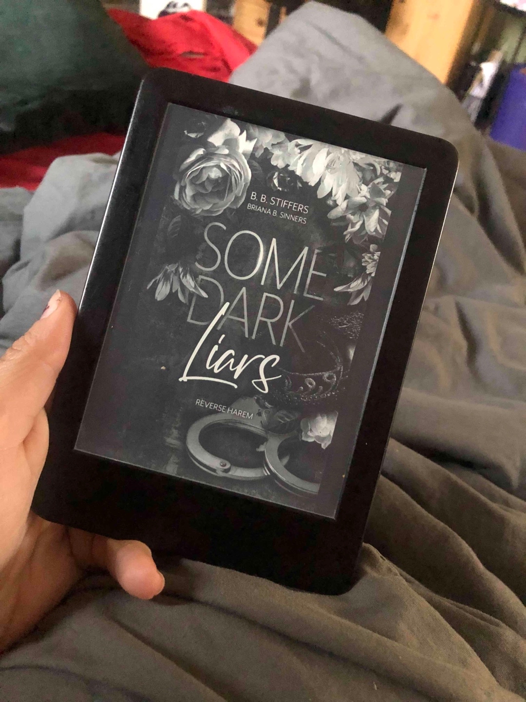 Bisschen Dark Romance gefällig? Dazu 3 heiße Männer und eine starke Frau in deren Mitte? Dann kann ich dieses Buch absolut empfehlen. 