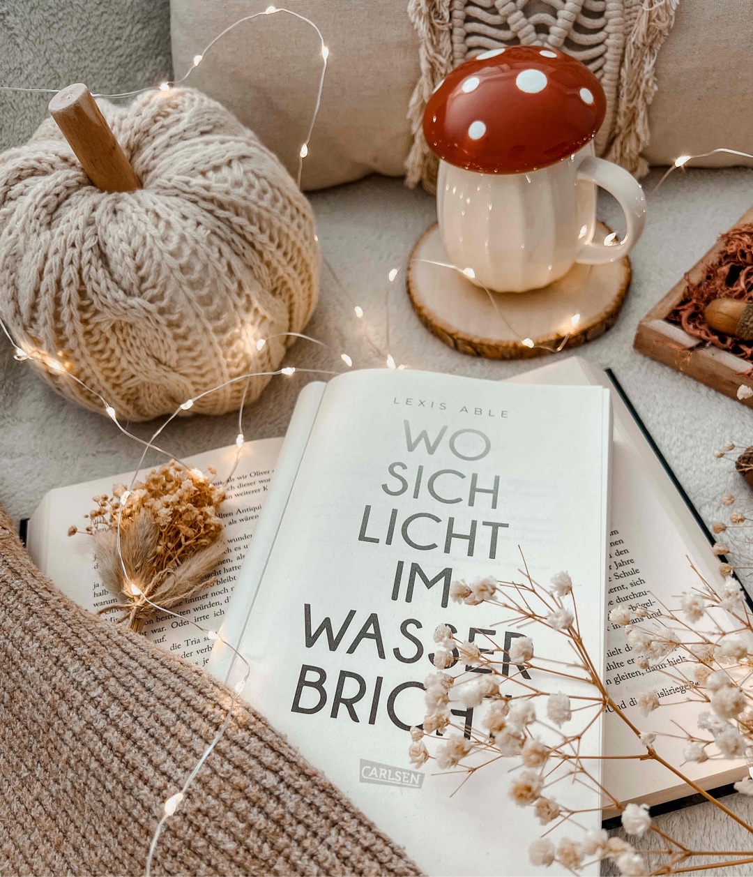 Mit „Wo sich Licht im Wasser bricht“ hat die Autorin ein sommerliches und angenehmes Setting geschaffen. Der männliche Protagonist ist alles andere als gewöhnlich, dennoch haben mich einige Reaktionen im Lesefluss gestört.
Die Handlung hatte viel Potenzial, konnte mich aber nicht ganz fesseln. Der Funke zwischen den beiden ist bei mir nicht ganz übergesprungen, aber am Ende kann man eine Charakterentwicklung erkennen.
Wer auch gerne schwimmt und das kalifornische Setting mag, sollte sich das Buch näher anschauen.