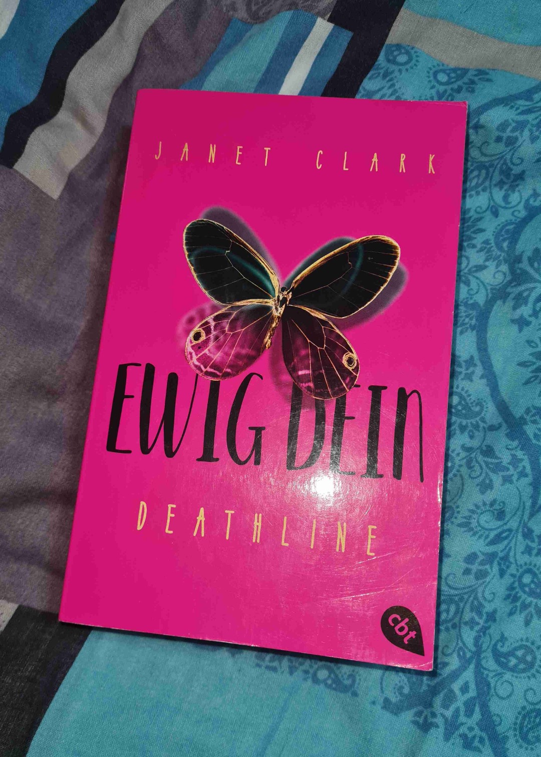 Eine mega spannende Story. Hätte nicht gedacht das sogar Fantasy ein wenig mit drinnen ist, doch ich fand das Buch mega gut. Es wurde alles total realistisch geschrieben und wie süß sind bitte Ray und Josie. Freue mich auf den 2.Band den ich schon bald kaufen werde :))