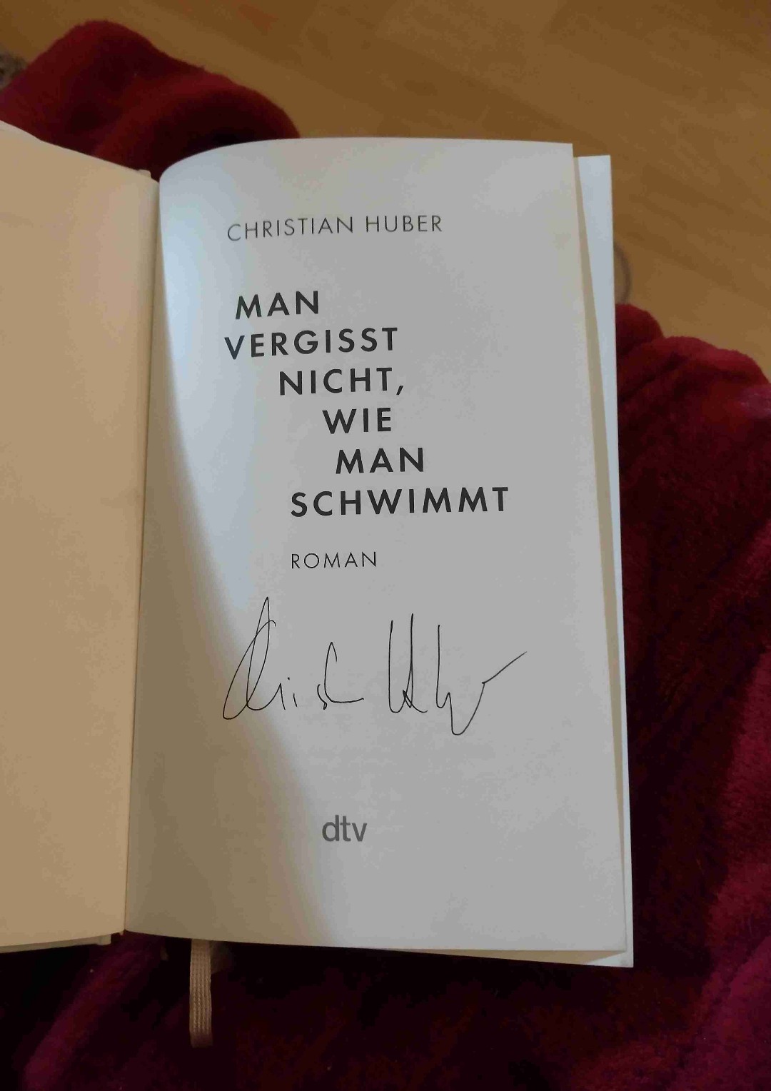 Was für ein tolles Buch: spannend, aufregend, erleichternd, neugierig. Ein Buch welches man unbedingt weiterlesen will, aber auch irgendwie nicht, weil es dann schneller vorbei ist