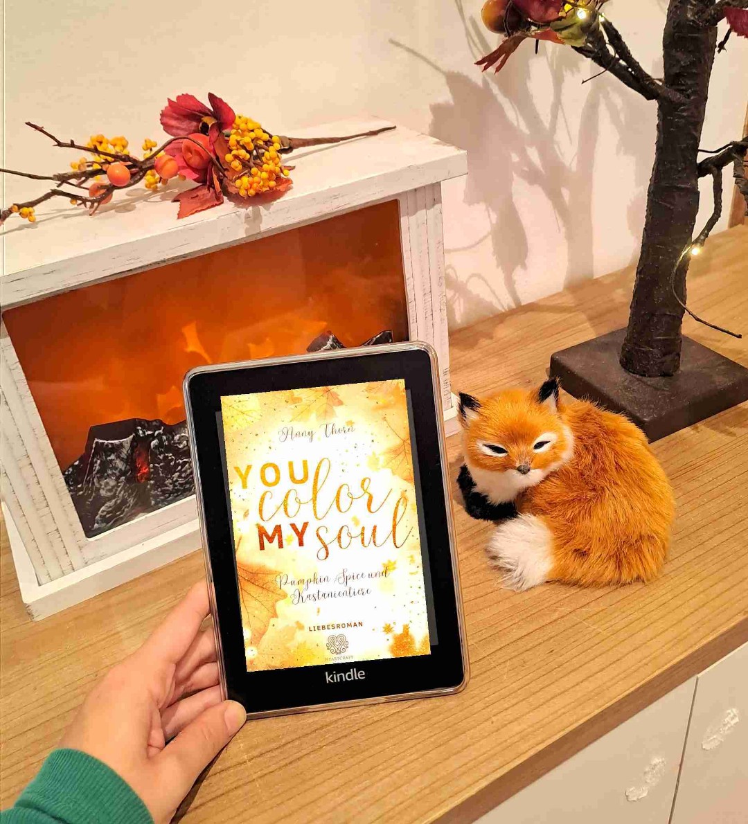 🌟Rezension🌟
Dieses Buch habe ich vor ein paar Tagen beendet und es hat mein Herz gebrochen 😍 Die "Fake Beziehung zwischen Eli und Daniel war wirklich turbulent aber auch so voller Liebe ❤️ Daniel, auch Doktor Grumpy genannt, mochte ich erst nicht so recht. Sehr schnell wurde aber klar, dass er eine sehr schwierige Familie hat, vorallem sein Vater nur das Beste von ihm will. Ist er nicht gut genug, wird er erniedrigt 😥 Eli hingegen ist unglaublich tollpatischig aber eine so liebenswürdige Person. Sie musste man sofort ins Herz schließen. Ich habe so unglaublich mitgefiebert und am Ende hin, sind viele viele Tränen geflossen. Ich hatte ja schon die Befürchtung dass das Buch kein Happy End hat. Ich will gar nicht zu viel verraten aber so wie es geendet ist, war es genau richtig ❤️🥰😍