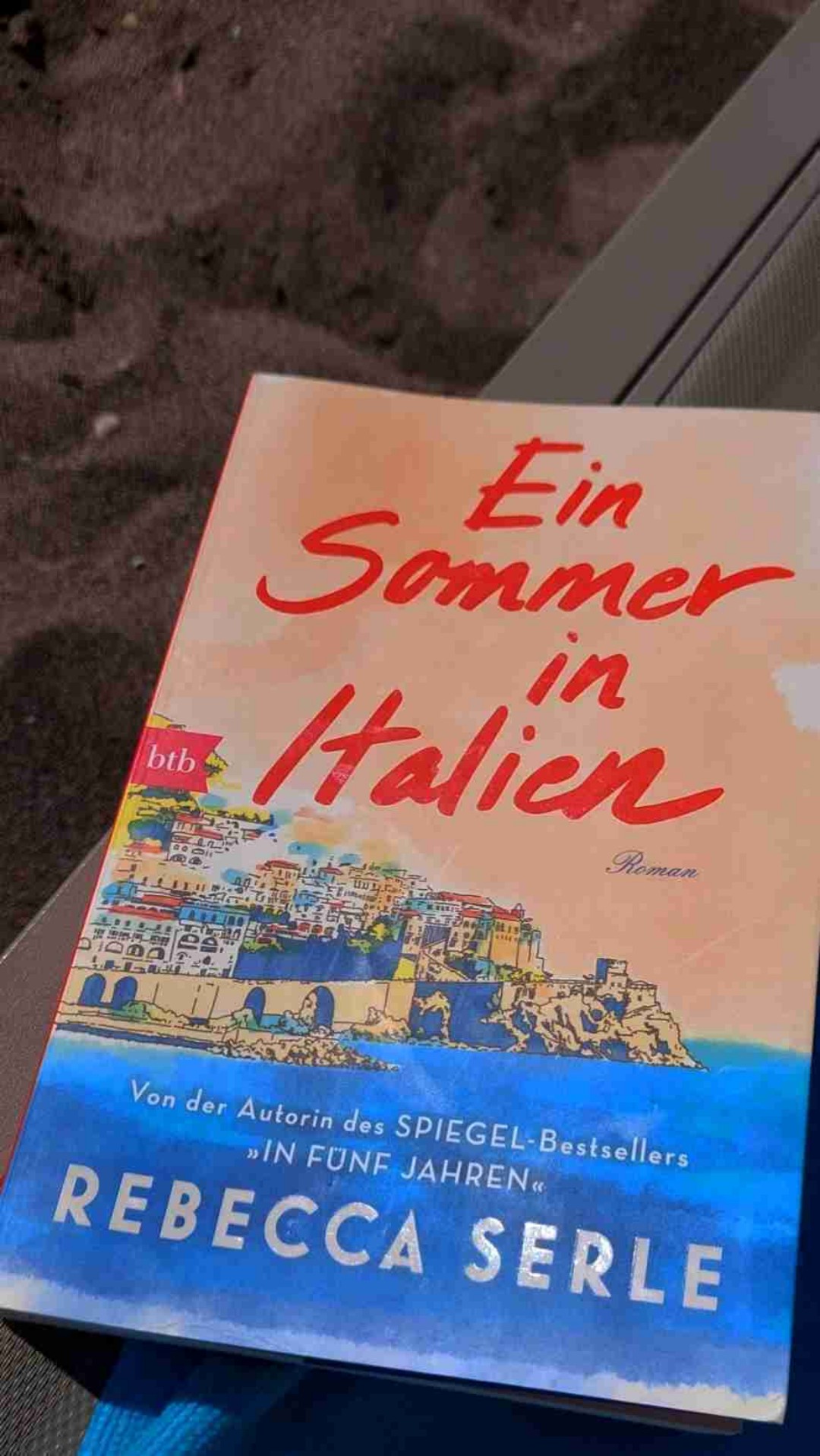 wow
Sehr tolles Buch. Eine wirklich sehr schöne Sommer Geschichte und auch mal ein wenig was anderes als ich sonst lese. Lässt sich prima am Strand lesen und man fliegt nur so durch die Seiten.