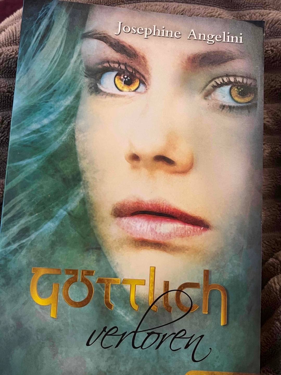 Der zweite Teil ist wieder sehr gut, aber die Kapitel sind immer noch zu lang. Trotzdem bin ich gespannt wie es weitergehen wird nach diesem Ende und auch allgemein wie es mit Helen, Lucas und Orion weitergeht.