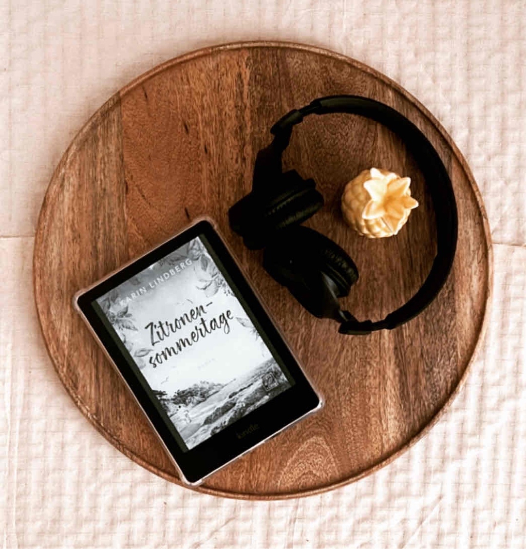 𝐑𝐞𝐳𝐞𝐧𝐬𝐢𝐨𝐧
𝑍𝐼𝑇𝑅𝑂𝑁𝐸𝑁𝑆𝑂𝑀𝑀𝐸𝑅𝑇𝐴𝐺𝐸 —> Hörbuch
⭐️⭐️⭐️*3/5 Sterne*