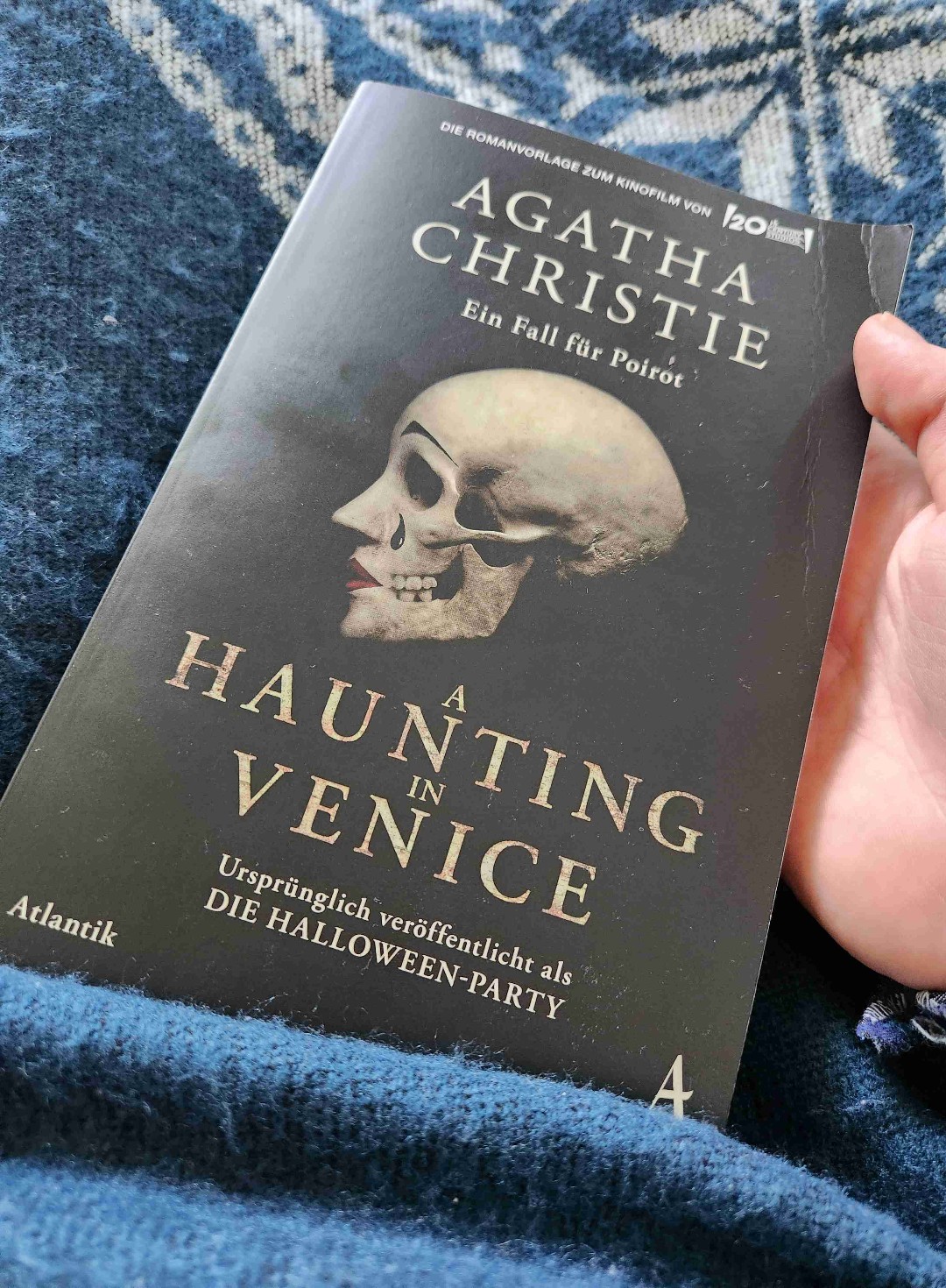 Ein klassischer krimi. Hercule Poirot ist eine absolute Legende. Spannend geschrieben wie jedes Buch von Agatha Christie. Lässt sich super durchsuchten. Perfekt.