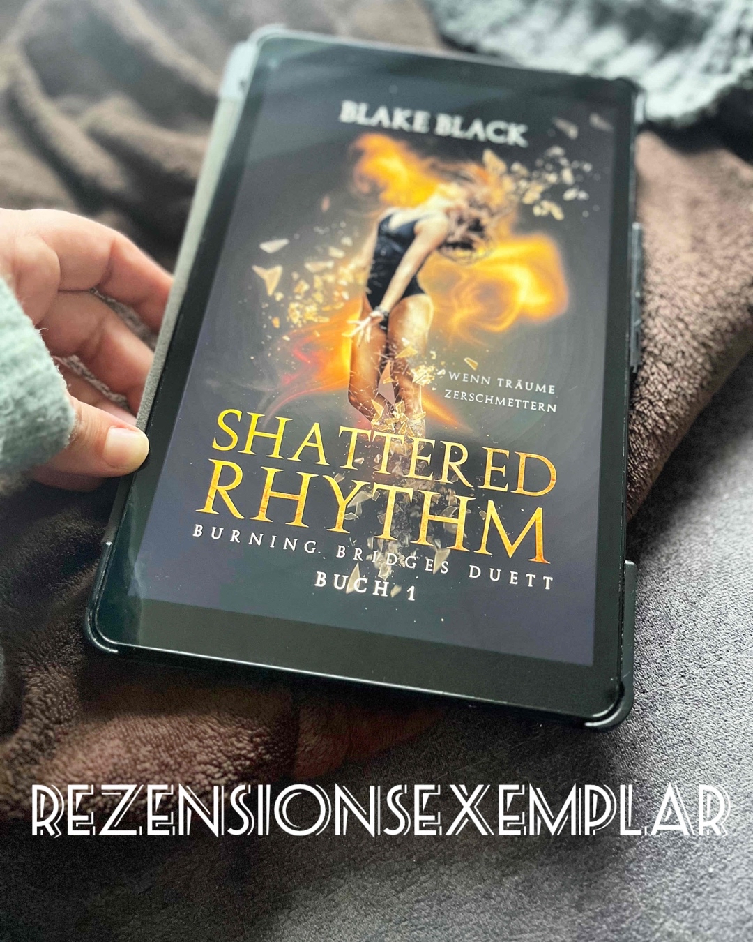 „... 𝑰𝒄𝒉 𝒉ö𝒓𝒆 𝒅𝒂𝒔 𝒈𝒆𝒅ä𝒎𝒑𝒇𝒕𝒆 𝑮𝒆𝒓ä𝒖𝒔𝒄𝒉, 𝒂𝒍𝒔 𝒅𝒊𝒆 𝑴𝒖𝒔𝒊𝒌 𝒔𝒕𝒂𝒓𝒕𝒆𝒕, 𝒅𝒂𝒏𝒏 𝒃𝒆𝒈𝒊𝒏𝒏𝒕 𝒔𝒊𝒆 𝒔𝒊𝒄𝒉 𝒛𝒖 𝒃𝒆𝒘𝒆𝒈𝒆𝒏. 𝑰𝒉𝒓𝒆 𝑩𝒆𝒘𝒆𝒈𝒖𝒏𝒈𝒆𝒏 𝒔𝒊𝒏𝒅 𝒂𝒏𝒇𝒂𝒏𝒈𝒔 𝒖𝒏𝒔𝒊𝒄𝒉𝒆𝒓, 𝒂𝒃𝒆𝒓 𝒆𝒔 𝒊𝒔𝒕 𝒐𝒇𝒇𝒆𝒏𝒕𝒔𝒊𝒄𝒉𝒕𝒍𝒊𝒄𝒉,𝒅𝒂𝒔𝒔 𝒔𝒊𝒆 𝒘𝒆𝒊ß, 𝒘𝒊𝒆 𝒎𝒂𝒏 𝒕𝒂𝒏𝒛𝒕. 𝑰𝒄𝒉 𝒌𝒂𝒏𝒏 𝒆𝒊𝒏𝒇𝒂𝒄𝒉 𝒏𝒊𝒄𝒉𝒕 𝒘𝒆𝒈𝒃𝒍𝒆𝒊𝒃𝒆𝒏, 𝒂𝒍𝒔𝒐 𝒎𝒂𝒄𝒉𝒆 𝒊𝒄𝒉 𝒎𝒊𝒄𝒉 𝒂𝒖𝒇 𝒅𝒆𝒏 𝑾𝒆𝒈 𝒛𝒖𝒎 𝑺𝒕𝒖𝒅𝒊𝒐. ... " 𝑪𝒉𝒂𝒔𝒆