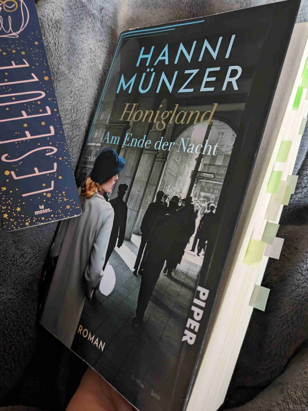 Am Anfang dachte ich, das Buch zieht sich ein wenig. Jetzt am Ende isst mir bewusst geworden, es hat diese Vorarbeit gebraucht. Weil wir dadurch die Protagonisten besser kennen lernen durften und ich am Ende so mit Ihnen verbunden war, das ich Ihre Geschichte aufgesaugt und mit Ihnen gelitten habe. Ich freue mich auf den Zweiten Teil.