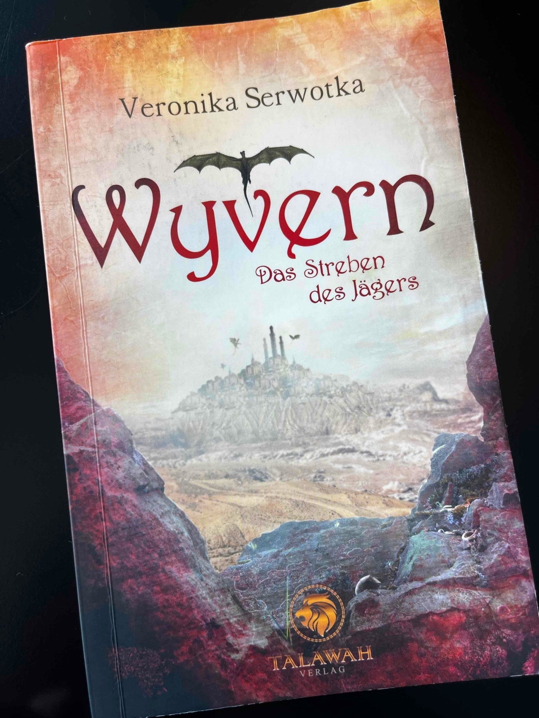 Vielversprechender Auftakt der Reihe. Tiefgründige Charaktere, interessanter politischer, wirtschaftlicher und gesellschaftlicher Rahmen mit einem Hauch von Umschwung in der Luft. Stellenweise etwas langatmig.
Fantasy für alle, die sich mal wieder auf eine neue vielseitige Welt einlassen wollen.