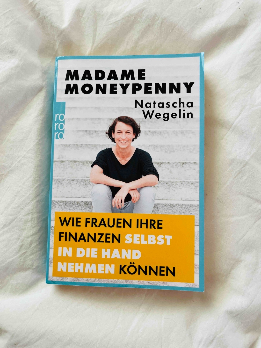 Altersarmut betrifft vor allem Frauen. Häufig kümmern sich bis heute die Männer um die Finanzen, weshalb dieses Buch Frauen ermutigt und anleitet ihre Finanzen selbst in die Hand zu nehmen.
