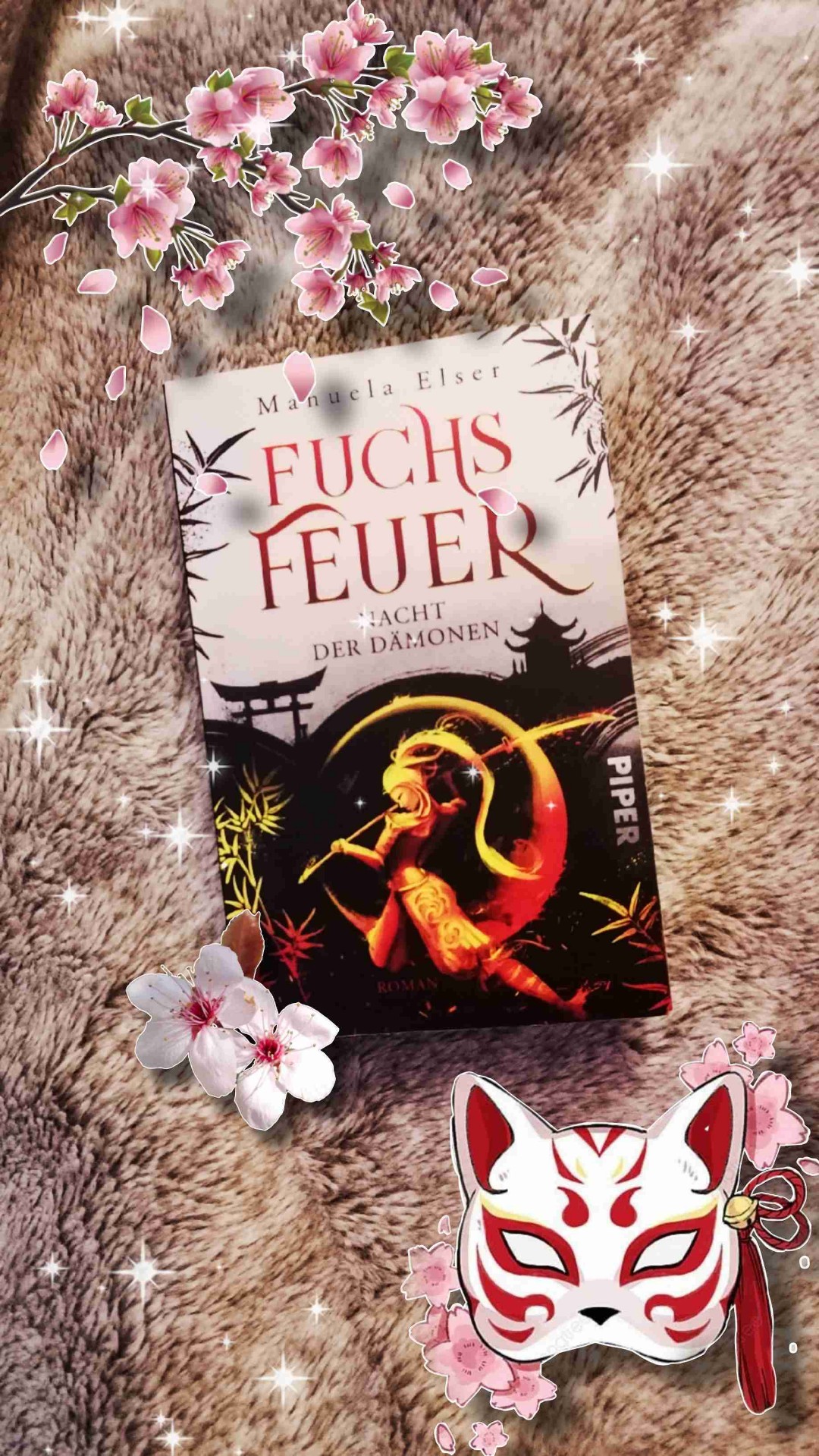 "Fuchsfeuer - Nacht der Dämonen" von Manuela Elser ❤️
Bewertung: 5 von 5 🌟
Lange schon wollte ich dieses Buch haben und nachdem es vor kurzem endlich bei mir eingezogen ist, ging es auch schon direkt los 🤩
Eine wahnsinnig tolle Fantasygeschichte, die uns nach Japan und in die Welt der Yōkai führt 👹
Es erwarten einen super beschriebene, sympathische Charaktere, allerlei Yōkai und eine spannende Geschichte 😊
Den Schreibstil fand ich richtig gut und alles wurde bildreich und detailliert beschrieben 😍
Und obwohl es wirklich viele Informationen zum Beispiel zu den Yōkai gab, war das Buch absolut nicht langweilig oder trocken. Es passte alles hervorragend zusammen, genau das richtige Maß an Erklärungen 🥰
Für noch genauere Infos zu allen Yōkai und auch anderen Begriffen ist hinten im Buch sogar extra noch eine Liste ❤️
Alles in allem also ein hervorragendes Fantasybuch, dass ich ohne zu zögern empfehlen kann 🌸💕