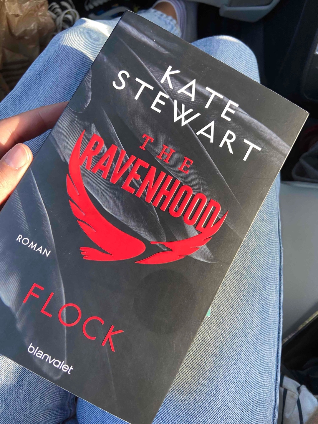 Ich war gespannt auf das Buch da es ja sehr gehypt wurde 🐦⬛.
Die Geschichte hat mir an sich gut gefallen, hat viel Potenzial und macht sehr neugierig auf den zweiten Teil. Ich für meinen Geschmack hätte mit gewünscht, dass man etwas mehr über die Protagonisten erfährt, da man lange im Ungewissen gelassen wird.