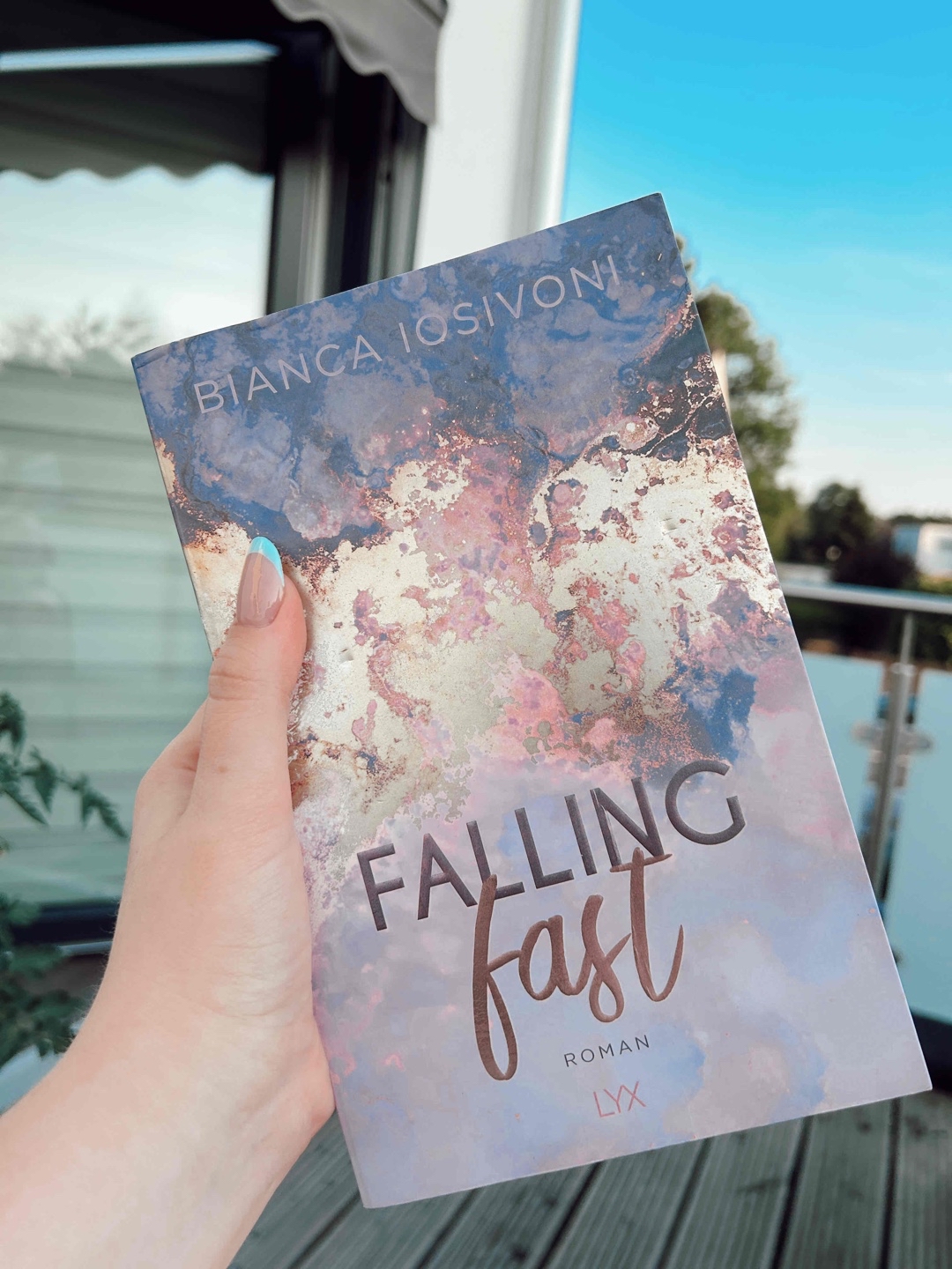 SPOILER
Das Ende war spannend, aber ich muss ehrlich sagen, der Rest hat mich überhaupt nicht gecatcht. Alleine, dass ich 4 Monate für das Buch gebraucht habe, weil mich so viele Sachen gestört haben, sagt schon alles. Hailee und Chase haben sich gefühlt in der ersten Sekunde ineinander verliebt, sie haben an einem Tag mehr unternommen, als so mancher in einem Monat. Ich finde es einfach so unrealistisch und schade, dass sich die Geschichte in so einem kurzen Zeitraum abspielt. Vielleicht bin ich auch einfach nicht für das Trope zu begeistern. Den zweiten Teil werde ich auch nicht lesen, da für mich vorhersehbar ist, was passieren wird.