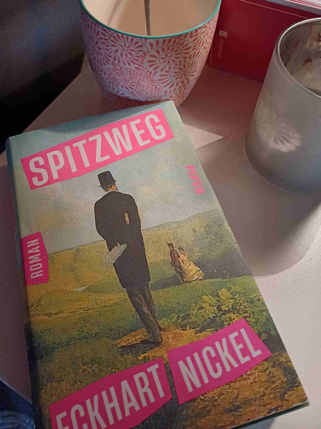 Das Buch spielt nur an zwei Tagen und begleitet 2 Abiturienten, welche mit Sprache und Kleidung aus der Zeit gefallen zu sein scheinen. Die mir sympatischste Protagonistin, spielt nur eine Nebenrolle, obwohl sich irgendwie alles um sie, Kirsten, dreht.
Das war mir alles zu gestelzt, die Sprache, die dargestellten Menschen und alles. Vielleicht fehlen mir auch ein bis drei Diplome für diesen Roman, der mit Fremdwörtern und Kunstwissen nur so um sich schmeißt.
Was mich ebenso umtreibt ist die Frage, warum der Autor der Hauptfigur Carl ausgerechnet dem Maler als Liebingskünstler angedeihen lässt, der nachweislich pädophil war?!
Mein Resümee, vor allem zu Carl, aber irgendwie auch zu dem ganzen Roman: keiner mag Klugscheißer 😉