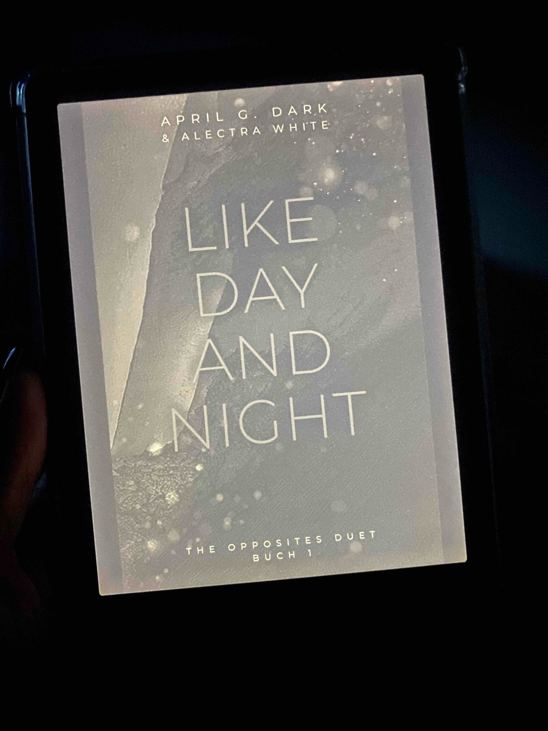 Ich hatte zwar Dark romance erwartet, da ich vorher die novembers death Reihe gelesen habe, aber ich fand das Buch trotzdem echt gut ☺️