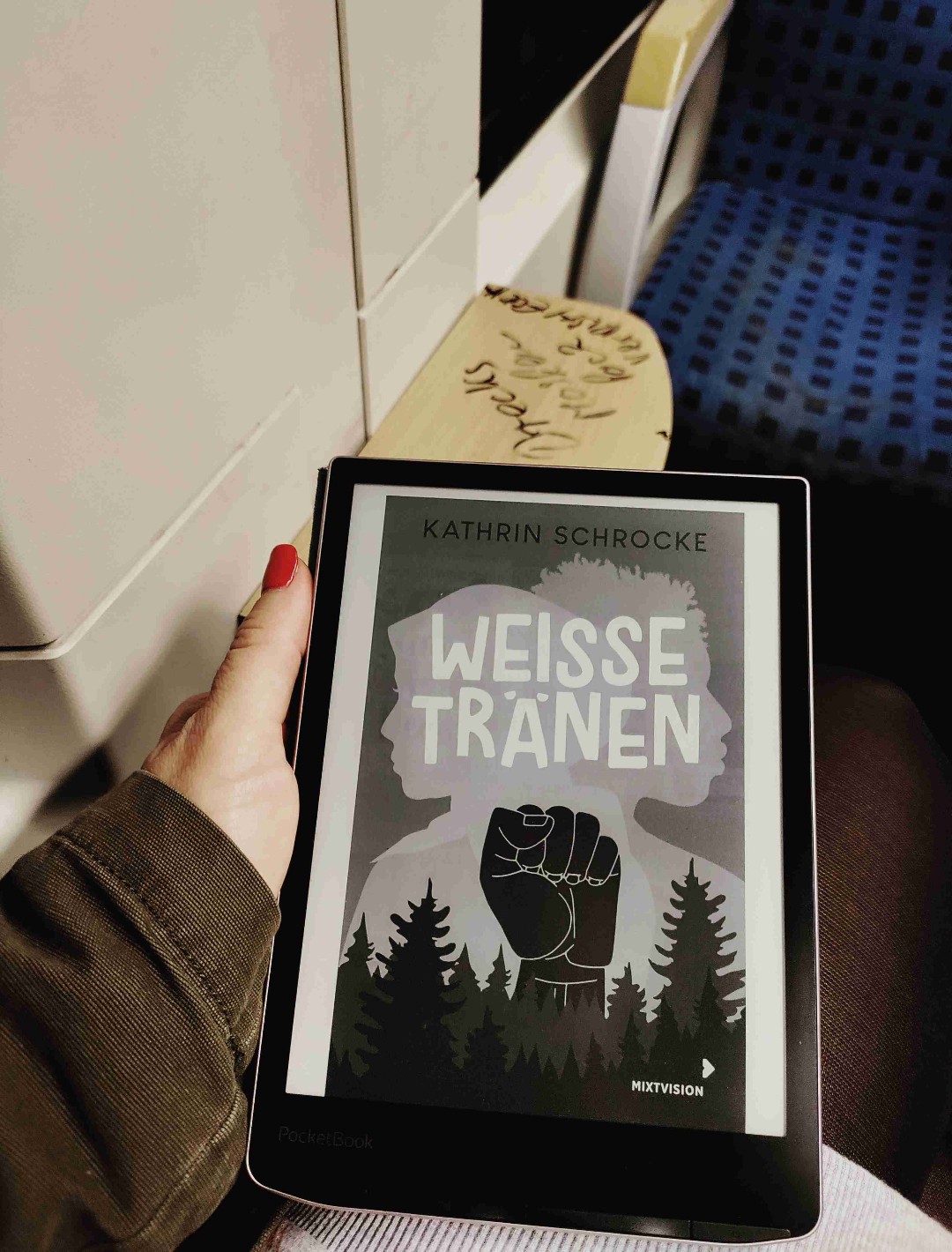 So ein wichtiges Thema! Das Buch sollte definitiv in der Schule gelesen werden. Regt auf jeden Fall zum Nachdenken und Hinterfragen an.