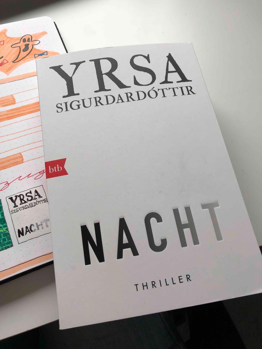 Das Ende ist vielleicht ein wenig zu konstruiert, allerdings ist Island auch sehr klein und durchaus möglich. Trotzdem ist es wieder ein sehr guter Thriller, den ich mit Begeisterung gelesen habe 👍🏻
