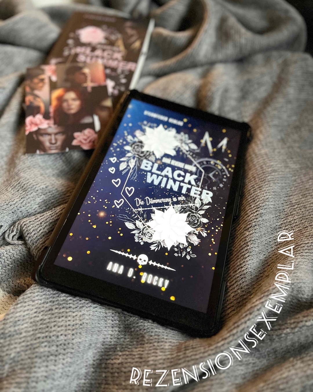 „ ... '𝑯ö𝒓 𝒂𝒖𝒇! 𝑯ö𝒓 𝒂𝒖𝒇, 𝒔𝒐 ü𝒃𝒆𝒓 𝒅𝒊𝒄𝒉 𝒛𝒖 𝒓𝒆𝒅𝒆𝒏. 𝑺𝒐𝒏𝒔𝒕 𝒈𝒂𝒓𝒂𝒏𝒕𝒊𝒆𝒓𝒆 𝒊𝒄𝒉 𝒇ü𝒓 𝒏𝒊𝒄𝒉𝒕𝒔.' 𝑰𝒄𝒉 𝒃𝒆𝒖𝒈𝒆 𝒎𝒊𝒄𝒉 𝒗𝒐𝒓, 𝒃𝒍𝒊𝒄𝒌𝒆 𝒛𝒖 𝒊𝒉𝒎 𝒉𝒊𝒏𝒂𝒖𝒇.'𝑫𝒆𝒊𝒏𝒆 𝑾𝒐𝒓𝒕𝒆 𝒎𝒂𝒄𝒉𝒆𝒏 𝒎𝒊𝒓 𝒌𝒆𝒊𝒏𝒆 𝑨𝒏𝒈𝒔𝒕.' ... " 