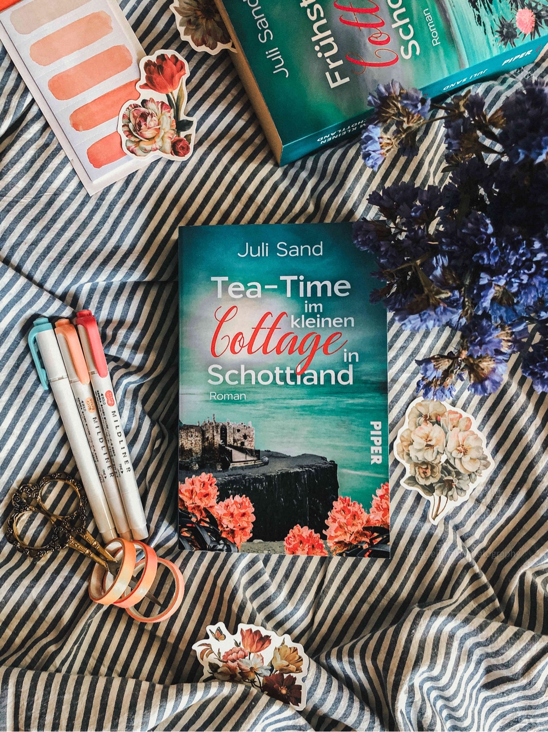 Romance im bright blossom cottage