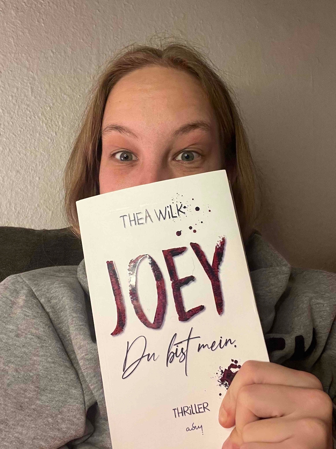 Ich liebe einfach alles daran. Ein Thriller ohne viel Gemetzel, sondern mit Stilmitteln des guten alten Handwerks! Angefangen beim Setting - wir lernen die Protagonistin Joey kennen, die gerade in einer Jugendherberge ist. Allein das ist schon gruselig genug. Ich habe seit langem keinen so guten Thriller mehr gelesen - von Anfang bis Ende und Thea Wilk versteht sich auf das kleine Extra, was einen dazu zwingt weiterzulesen und bis zum Ende daran zu zweifeln, ob man sich als Leser wirklich sicher ist zu wissen, wer am Ende was getan hat. Dicke Empfehlung meinerseits!