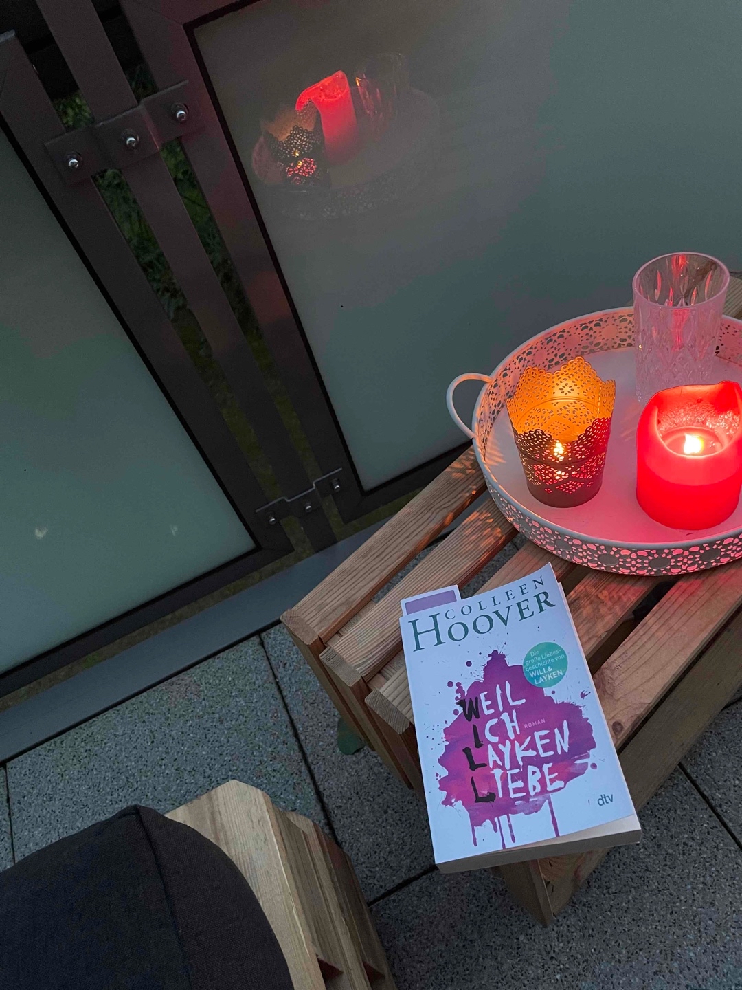 Ich habe dieses Buch immer und immer wieder zur Seite gelegt und es hat wirklich etwas gedauert, bis ich in der Story drin war aber es ist mehr als ich am Anfang erwartet habe. Ich habe es dann wirklich verschlungen weiß aber noch nicht, ob ich den 2 und 3 Teil lesen werde. Dennoch eine Empfehlung 🤍
