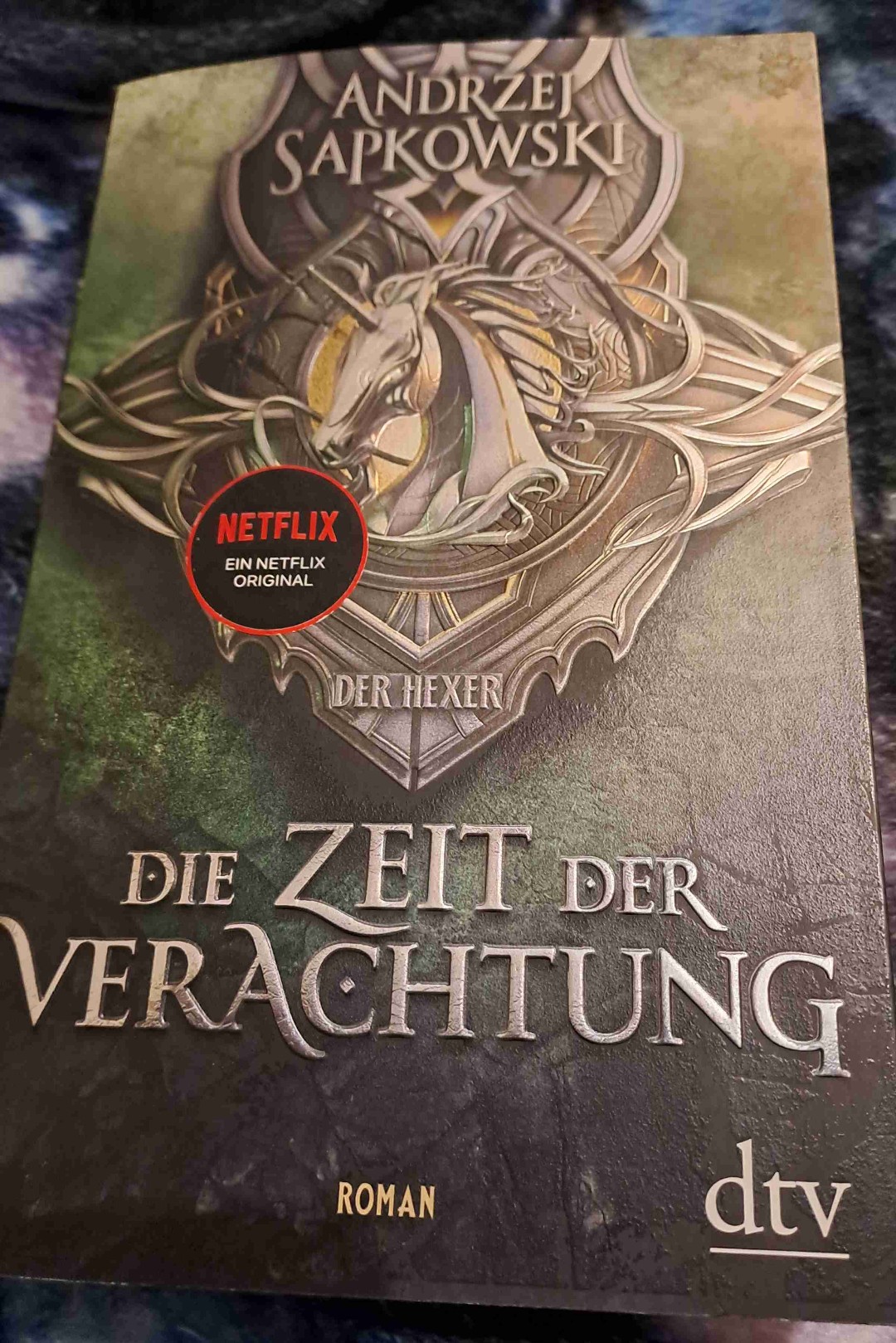 Sehr, sehr gutes Buch. Sehr spannend. Ich mag den wechsel zwischen den Charakteren sehr. Der Humor ist erfrischend und auch die Kampfszenen sehr detailliert beschrieben. Ich finde die Politik sehr spannend und wer zu wem gehört.
Durchaus empfehlenswert und ein Genuss. Es ist jedesmal eine tolle Zeit in die Welt des Hexers einzutauchen und sich daran zu verlieren.