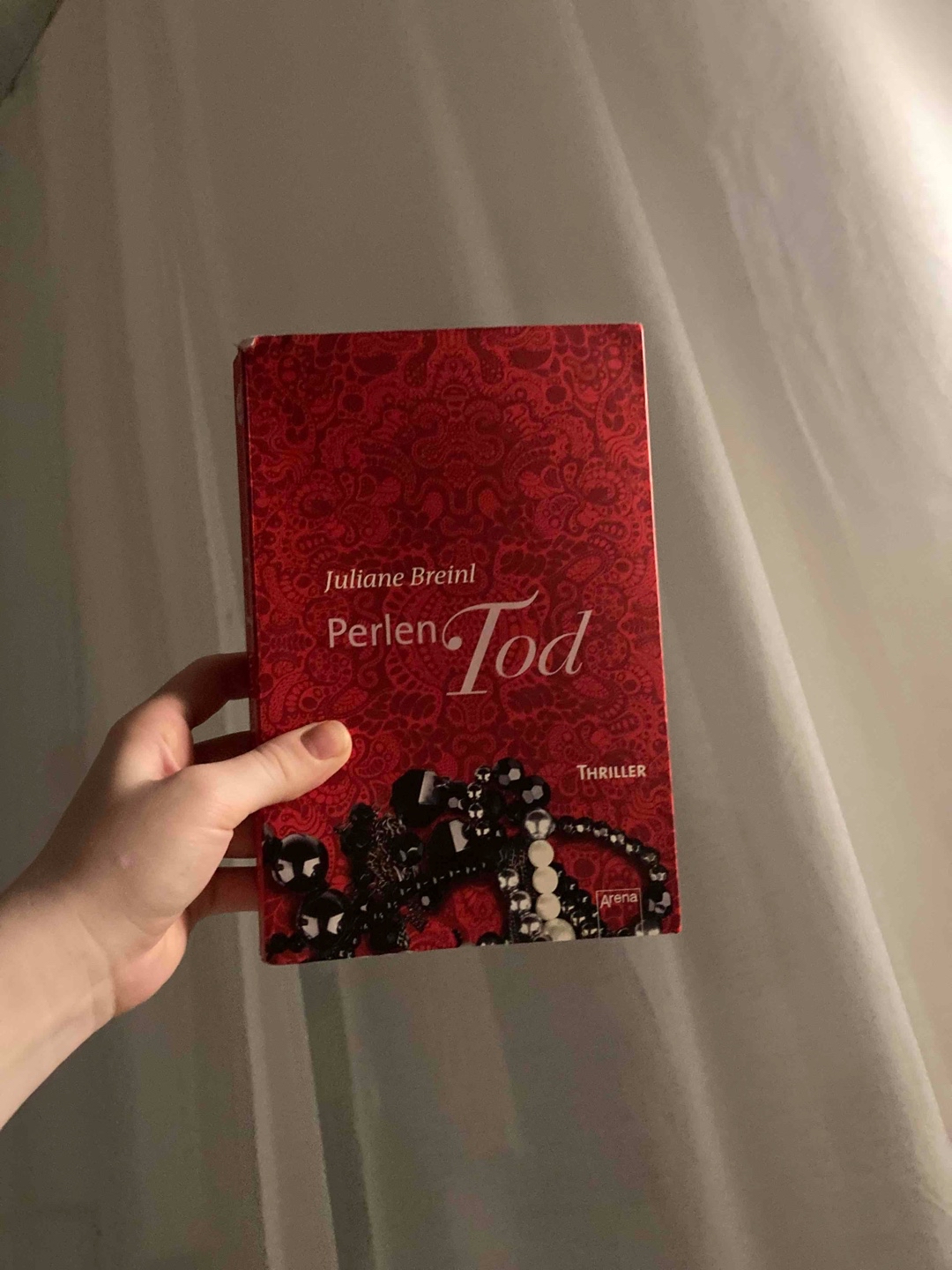 Ein netter Jungendthriller, trotz des jungen Alters der Protagonistin wirklich schön zu lesen eine gemütliche Geschichte mit Spannung.
Kann man so nebenbei weg lesen und macht wirklich Spaß, jedoch nichts herausragendes.