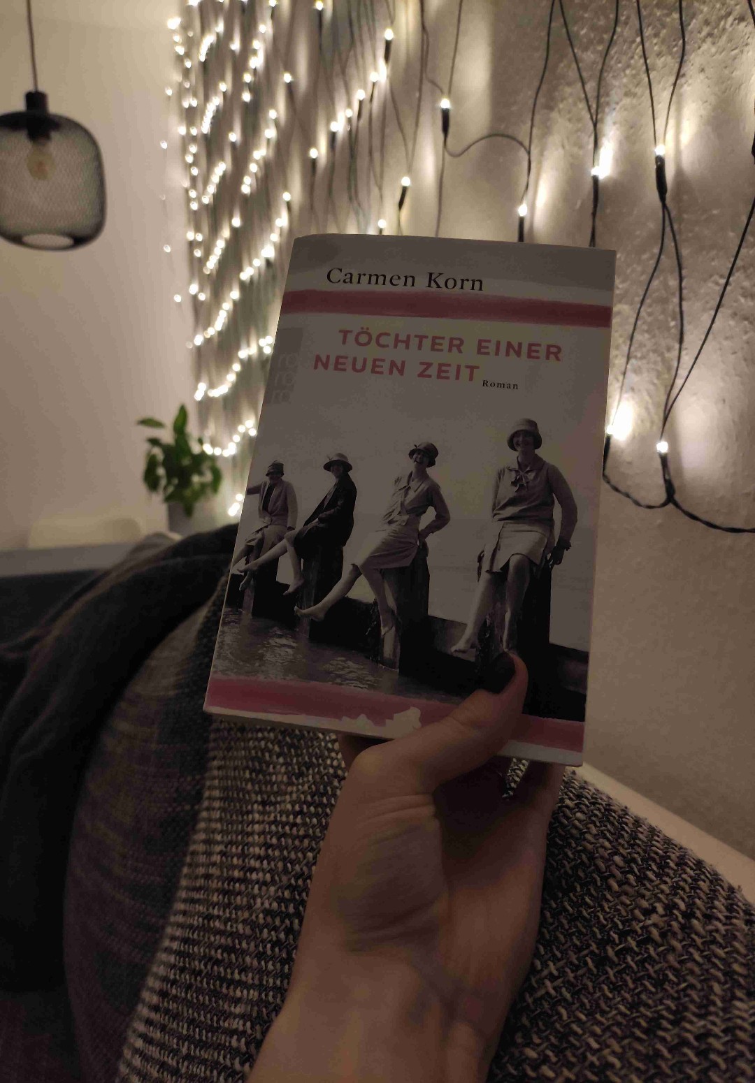 Vier Hamburger Frauen, ihre Schicksale und deutsche Geschichte. Carmen Korn schreibt im wunderbaren Stil aus mehreren Blickwinkeln. Kanns also sehr empfehlen. Gerade bei dem heutigen Rechtsrutsch, das Thema ist leider nie auserzählt. Die weiteren Teile dieser Trilogie werde ich definitiv lesen.