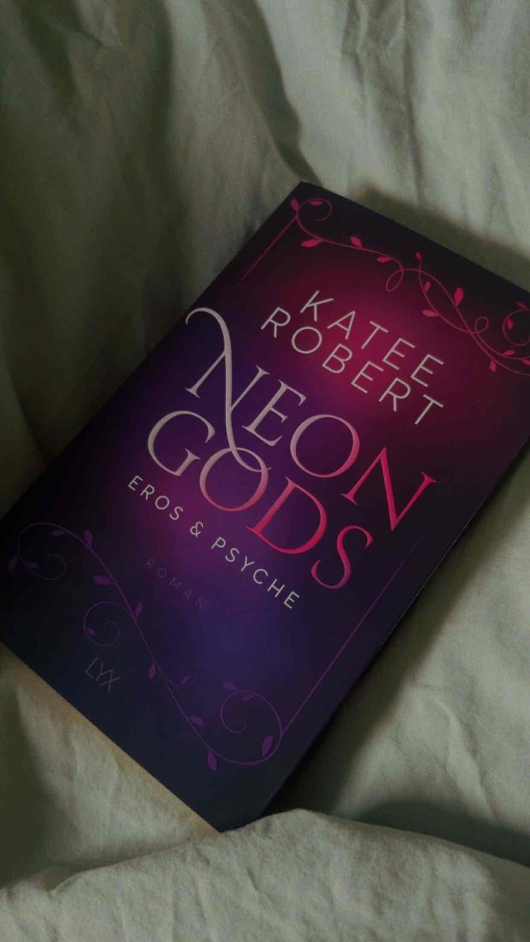 Tbh der erste hat besser begonnen .... Aberrr liebe die love Story der beiden auch wenn ich mich nicht, anders wie beim ersten, direkt mit einen von den beiden identifizieren konnte. Das Ende liebe ich und ist harmonisch aber (Achtung Spoiler) jetzt würde ich gerne wissen wie die Geschichte von Zeus und kallisto   weiter geht haha