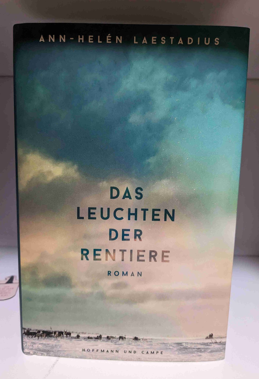 Absolute Leseempfehlung ...
Für mich ein Jahreshighlight .
Man erfährt viel über das Leben der Samen, ihre Probleme, und man erlebt tragische und schöne Momente mit Elsa einem kleinem samischen  Mädchen, dass versucht gegen Unrecht an ihrer Familie und ihrem Volk anzukämpfen.
Diese Buch ist teilweise grausam, berührend, aber auch wunderschön geschrieben. Die Darstellungen der Gegend in der Elsa lebt und aufwächst wird so ausdrucksstark dargestellt..einfach grandios.
Leider stimmt es mich auch ein wenig traurig zu lesen womit die Bevölkerungsgruppe der Samen in Zeiten wie diesen noch zu kämpfen hat, und wie unfassbar gemein Menschen sein können.
Kann euch dieses Buch nur empfehlen . Hat bei mir einen Lebensplatz im Regal und werde die Autorin auf jedenfall weiter verfolgen.