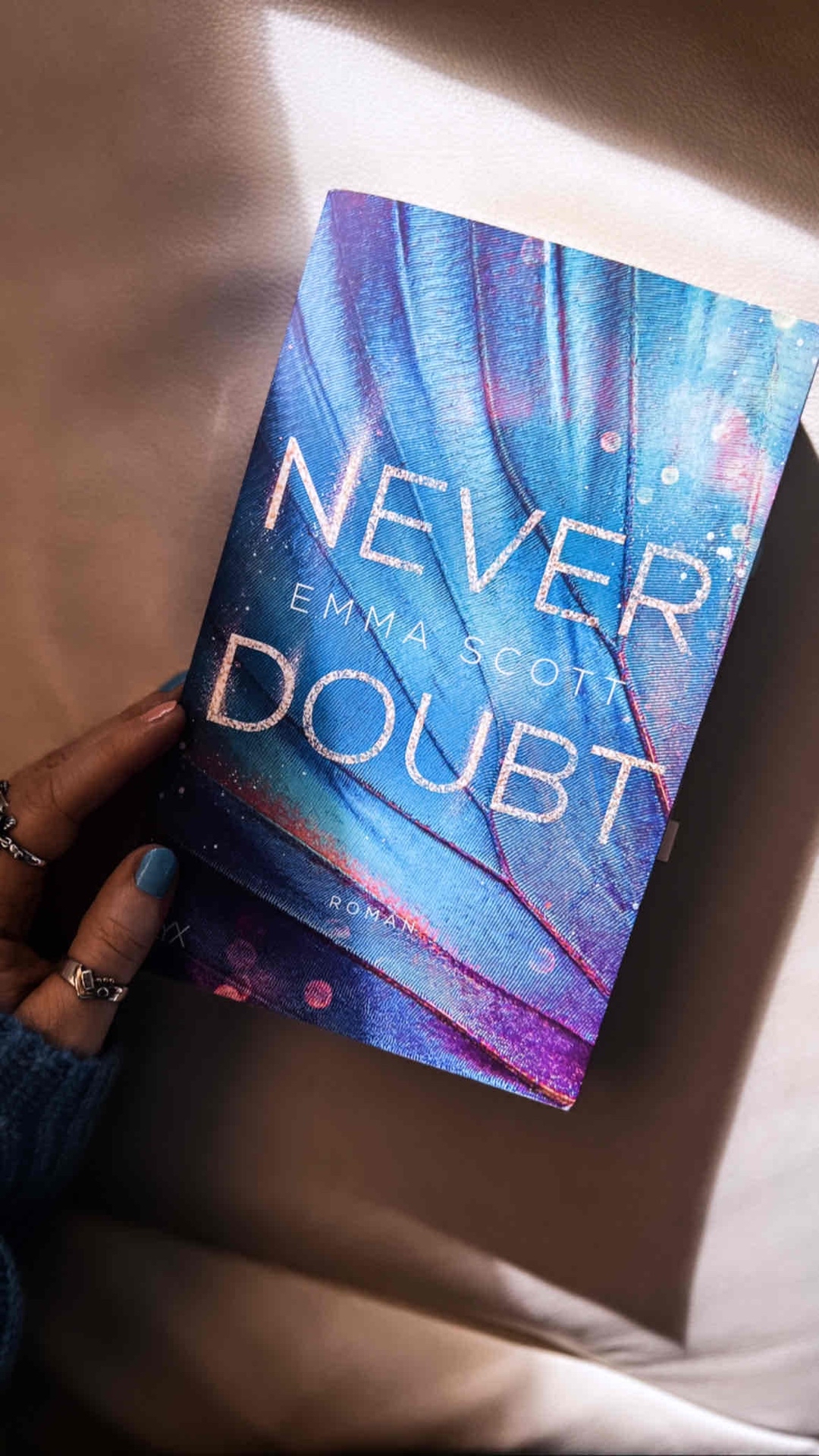 Nichts erwartet und alles bekommen! 💙 Ich habe jedes Wort verschlungen und auch lange danach erinnere ich mich noch gerne an das Buch!
Eine absolute Leseempfehlung! 📖✨