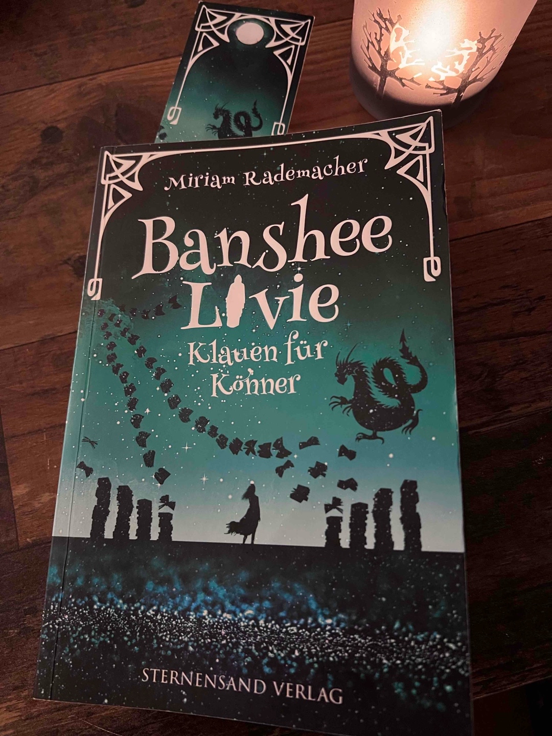 Ich liebe die Abenteuer von Livie und Walt. Dieses hatte zwischendurch ein paar Längen wurde aber zum Schluss hin besser und das Ende hat mir sehr gut gefallen. Ich freue mich auf das nächste Abenteuer der Banshee.