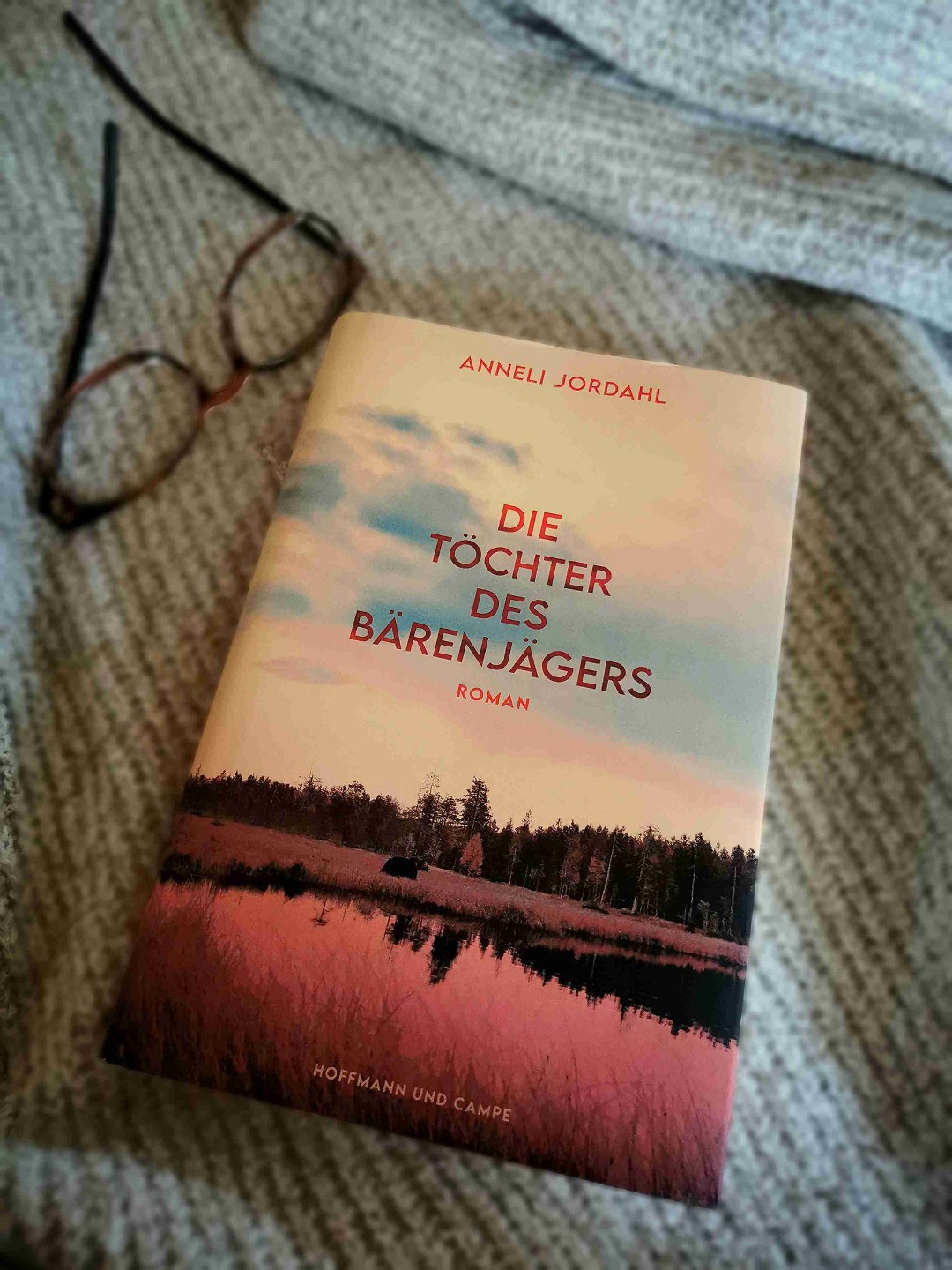Definitiv ein Buch für diese Jahreszeit und für Leser, die einiges aushalten können.