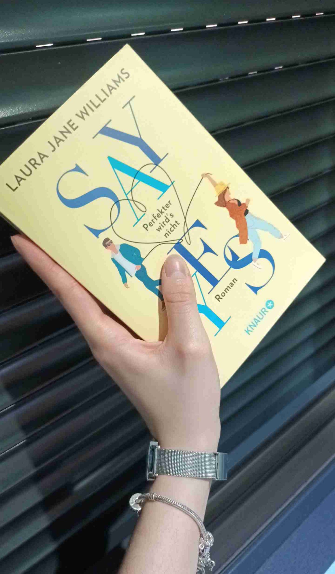 Rundum das Buch ist sehr empfehlenswert zu lesen, weil es so viele Elemente in einem vereint. Es ist humorvoll, an manchen Stellen Ernst, frustrierend, herzzereißend und einfach nur mitfühlend. Wieso ich trotzdem nur 4 Sterne verteile liegt daran das ich anfangs Schwierigkeiten in die Story line reinzukommen. Es lag vielleicht an den Dialogen am Anfang, aber als ich drinnen war, war es einfach nur schön zu lesen. Mehr kann man nicht sagen. Man muss es selbst erleben.