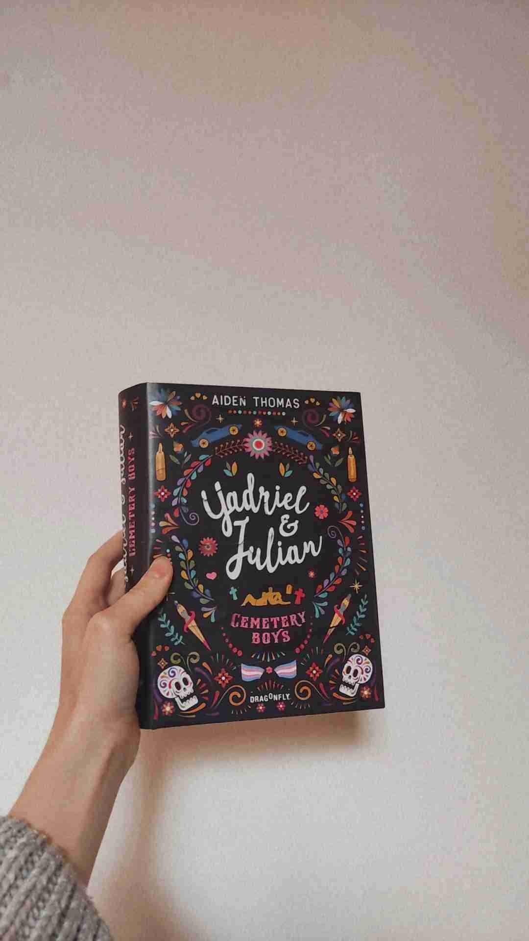Ein unterhaltsames, spannendes, queeres, süßes und magisches Jugendbuch. 