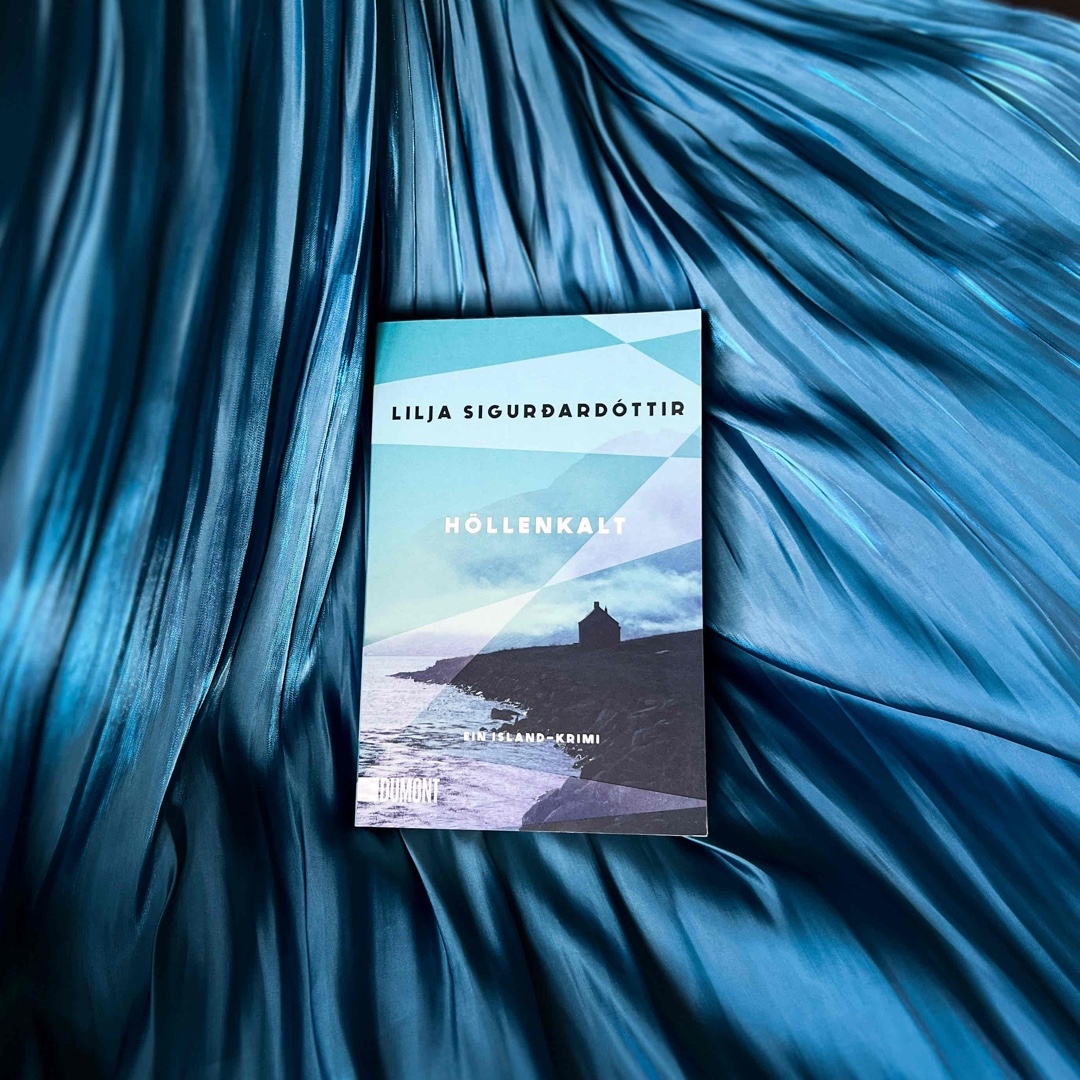 Ruhig, spannend mit isländischen Flair und interessanten Protagonisten bietet „Höllenkalt“ einen gelungenen Reihenauftakt, der neugierig auf die Fortsetzungen macht.