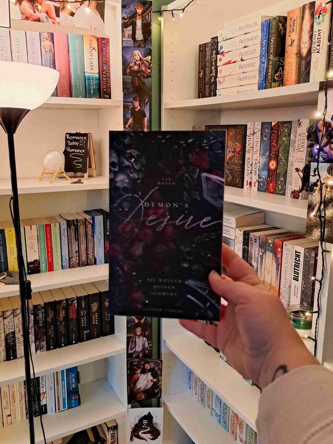 Du bist ihr Spielzeug, ihr Eigentum. Und sie werden alles mit dir machen.
Demons Desire 3 - Sie wollen deinen Schmerz von @liz.rosen_lisa.lamp