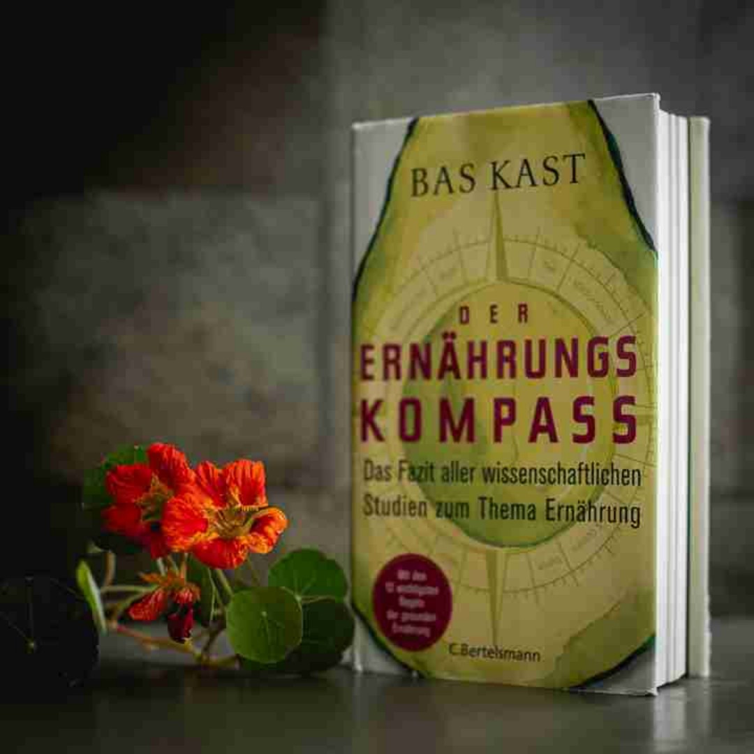 Im letzten Urlaub erinnerte ich mich an das 2018 durch monatelange Bestseller-Platzierungen omnipräsente Buch "Der Ernährungskompass". War 'ne gute Idee, macht mir nämlich nachhaltig Freude. Der Wissenschaftsjournalist Bast Kast hat sich hingesetzt und Studien zur Ernährungs- und Alterforschung gewälzt. Sein Fazit ist erleichternd undogmatisch: Die eine universelle Regel gibt es nicht, es hängt von unserem Körper ab, wie gut wir auf bestimmte Ernährungsrichtungen ansprechen. Und so meide ich seit Wochen industriell verarbeitete Lebensmittel, probiere zahlreiches "echtes Essen" durch und beobachte was passiert. Und an Tagen völliger Ausgelassenheit kommt noch eine Blume vom eigenen Beet mit auf den Teller :-)
