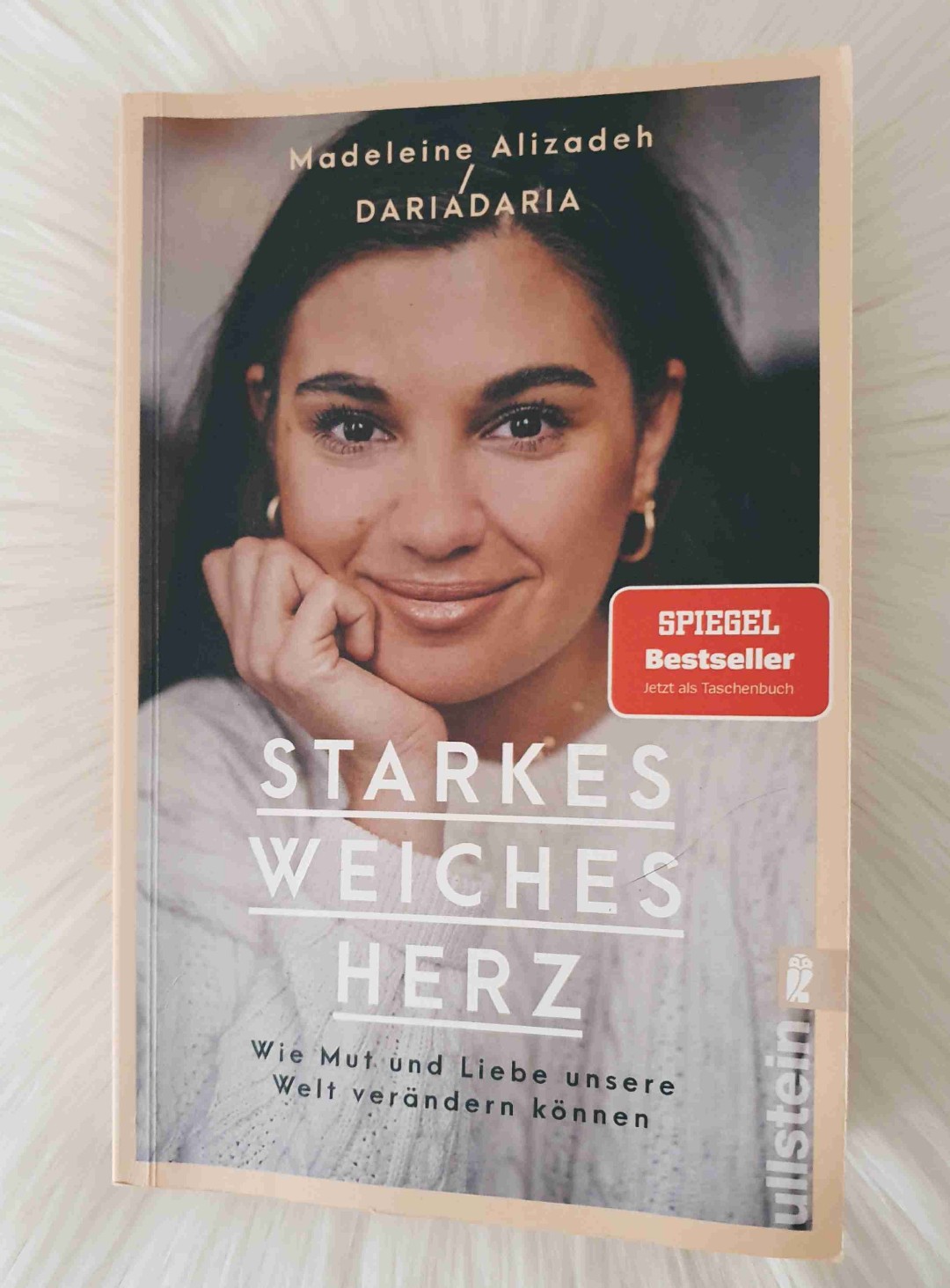 Ich finde es schwierig dieses Buch in eine Kategorie einzuordnen. Es ist nicht wirklich eine Autobiographie, aber auch kein Ratgeber mir kommt es eher wie eine Gedankensammlung der Autorin vor. Die Message ist das man eben ein starkes, weiches Herz, ein starkes weiches Leben haben kann. Man kann seine Sanftheit und Sensibilität behalten, man kann zart sein. Aber man kann auch trotzdem stark und laut sein und sich für seine Werte einsetzen und damit vieles erreichen.
Ich finde gut, dass sie vieles wissenschaftlich fundiert und nicht nur aus ihren eigenen Erfahrungen schreibt. Das Buch ist zudem gesellschaftskritisch und regt auf jeden Fall zum Nachdenken an, darüber wie unsere Gesellschaft konzipiert ist und versucht das auch aufzubrechen. Ein schöner Reminder für vieles.