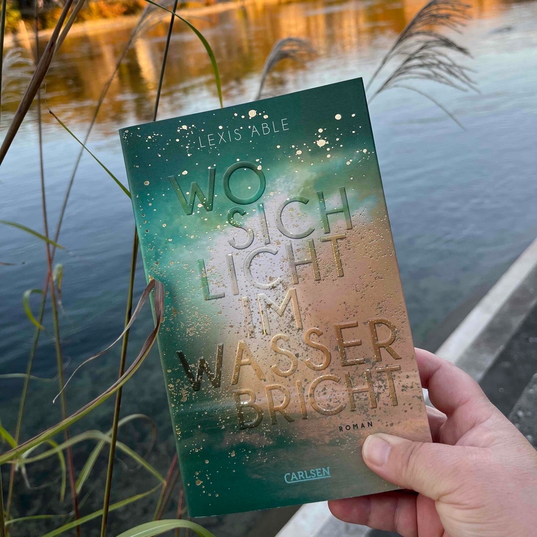 "Wo sich Licht im Wasser bricht" ist eine Liebesgeschichte wie das Meer - meist strahlt sie eine sanfte, ruhige Atmosphäre aus, ab und zu bricht jedoch ein Sturm an Emotionen los. Lexis Able weckt mit ihrem Buch sommerliche Gefühle, schafft jedoch auch eine emotionale Tiefe.