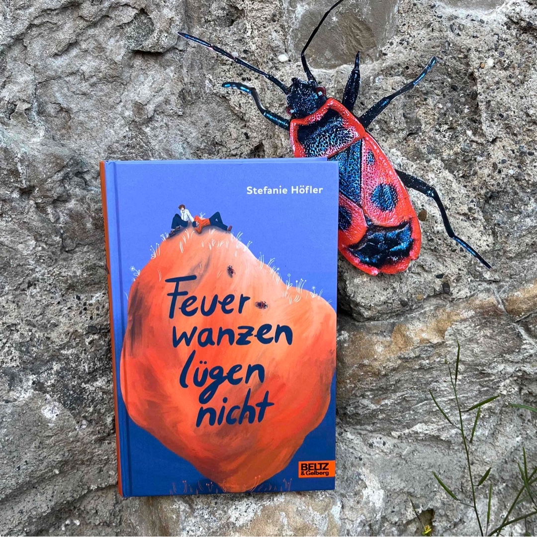 „Feuerwanzen lügen nicht" ist nicht nur ein Buch voller Gefühle, Wärme, Spannung und Humor. Es ist vor allem eine Geschichte, die realistisch aus dem Alltag zweier Kinder gegriffen ist und ein wichtiges Thema auf den Tisch bringt, das viel zu oft totgeschwiegen wird: Armut.
Stefanie Höfler erzählt feinfühlig, aber auch fesselnd. Dieses Buch ist wirklich grossartier Lesestoff, den ich jedem nur ans Herz legen kann.