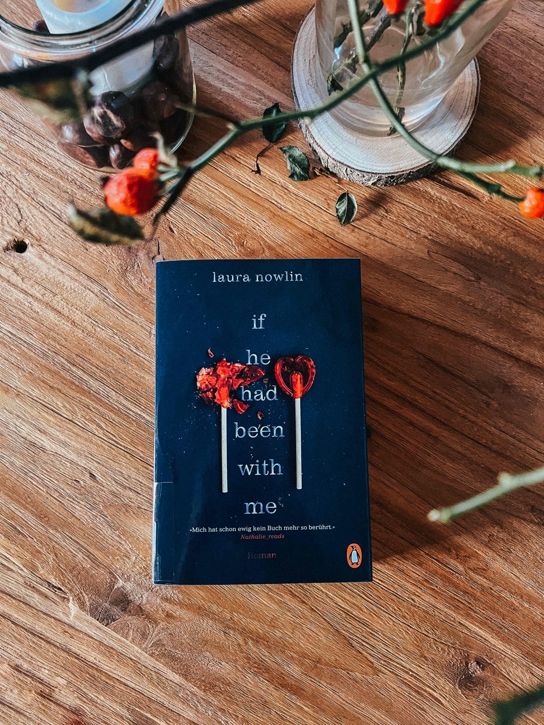 Hm, das Buch hat mich irgendwie ratlos zurückgelassen. 90% davon mochte ich nicht so wirklich. Der Schreibstil, die Protagonistin, die Freunde, alles für mich irgendwie hm. Das Ende hat mich nochmal gecatcht, aber doch hatte ich doch mit mehr Emotionen gerechnet. Alles kam so abrupt und schnell, sodass ich nicht wirklich reinfühlen konnte.
