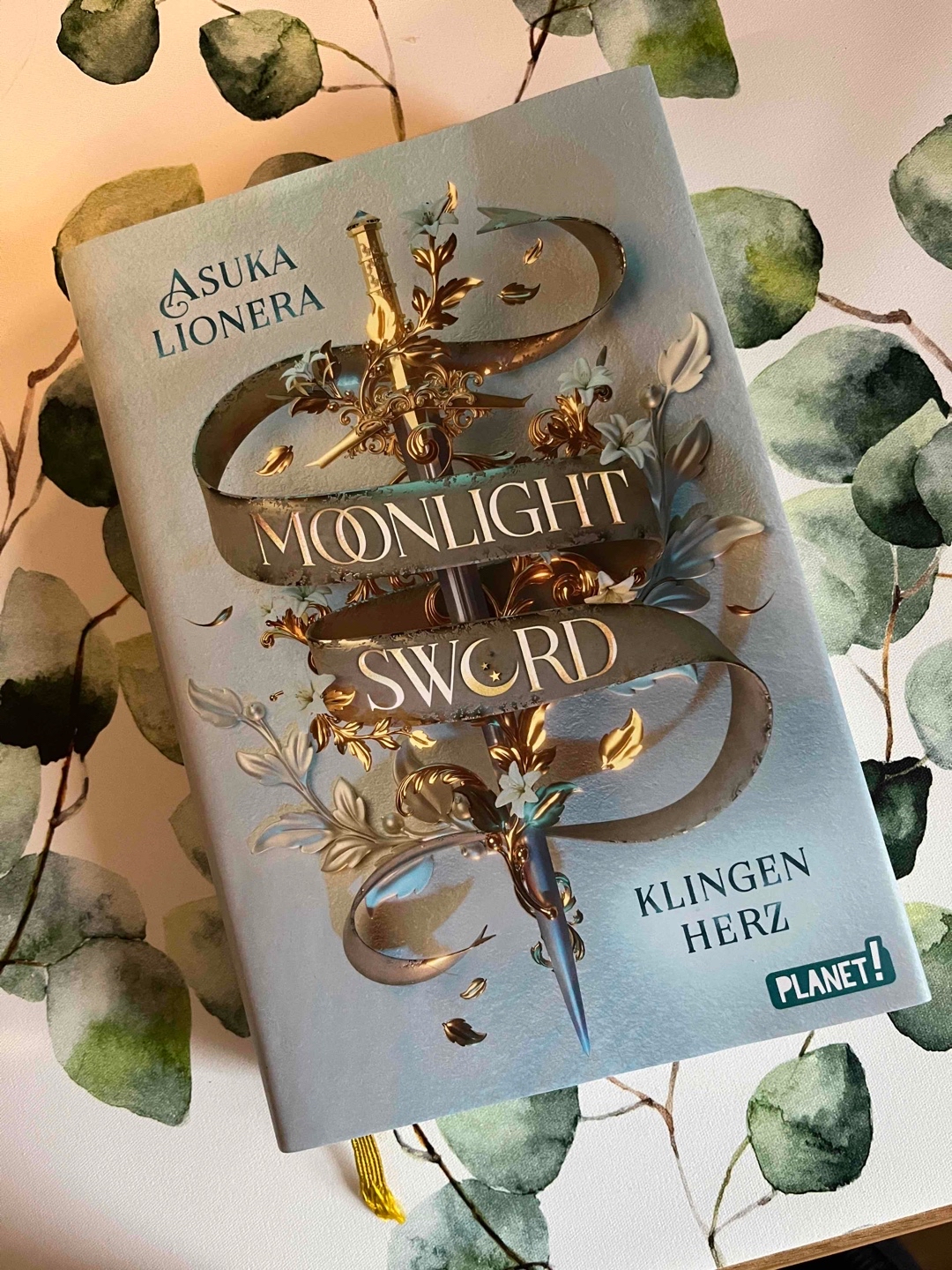 Definitiv ein Buch das sich zu lesen lohnt! Es hat Spannung, wunderschön ausgearbeitete Charaktere und eine ganz besondere, dramatische Liebesgeschichte. 🫶🏻 Ich kann es kaum erwarten den zweiten Band in die Hände zu nehmen.
Lieblingszitat: „Manchmal verlieben wir uns mit den Augen. Manchmal mit der Seele. Niemand kann sagen, welche Art die bessere ist.“